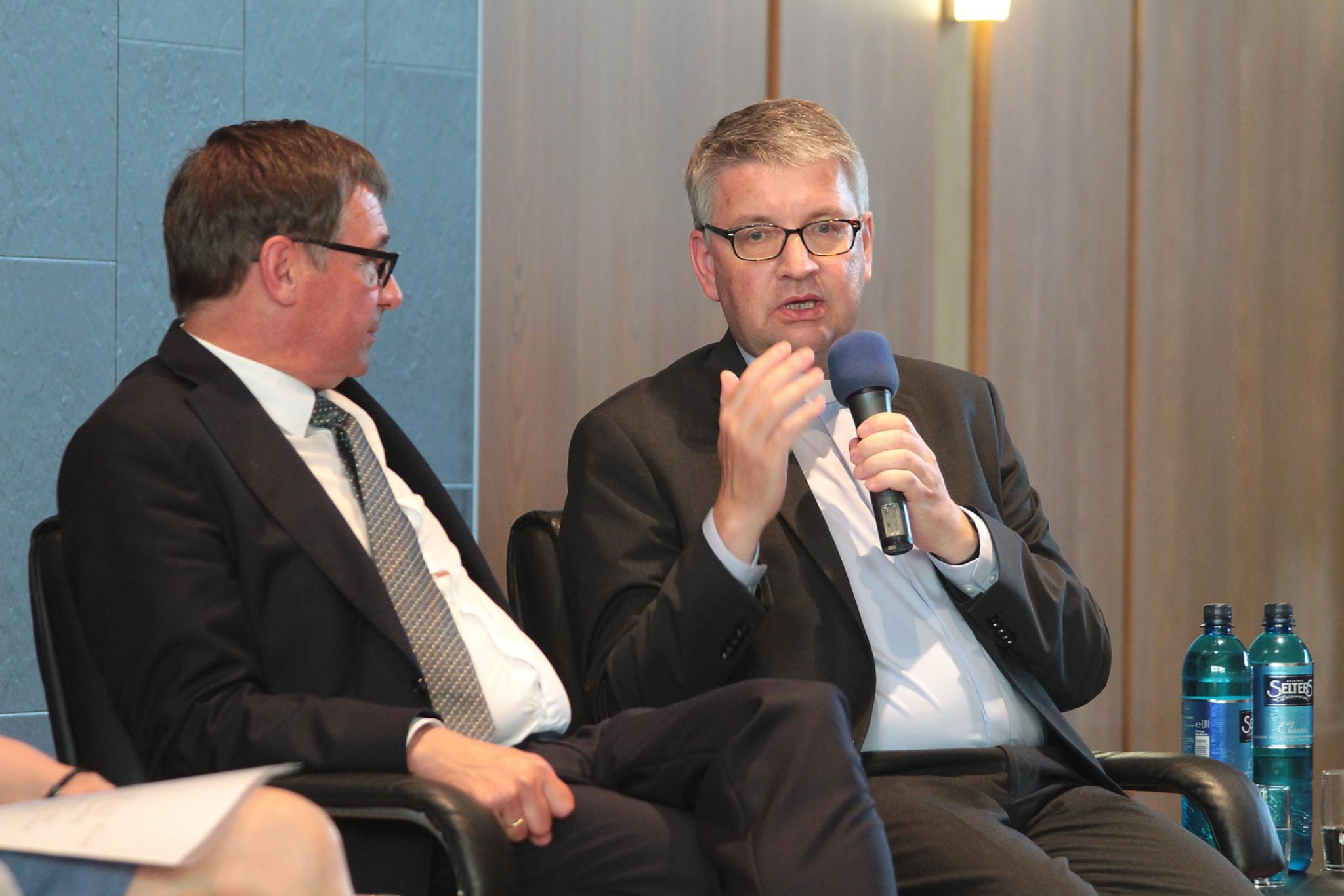 Mainz, 1. Juni 2017: Beim Podiumsgespräch zum Reformationsjubiläum in der Akademie der Wissenschaften hon Professor Peter Kohlgraf hervor, dass Kirche mehr sei als eine Werteagentur für gesellschaftspolitische Fragen; links: Kirchenpräsident Volker Jung.