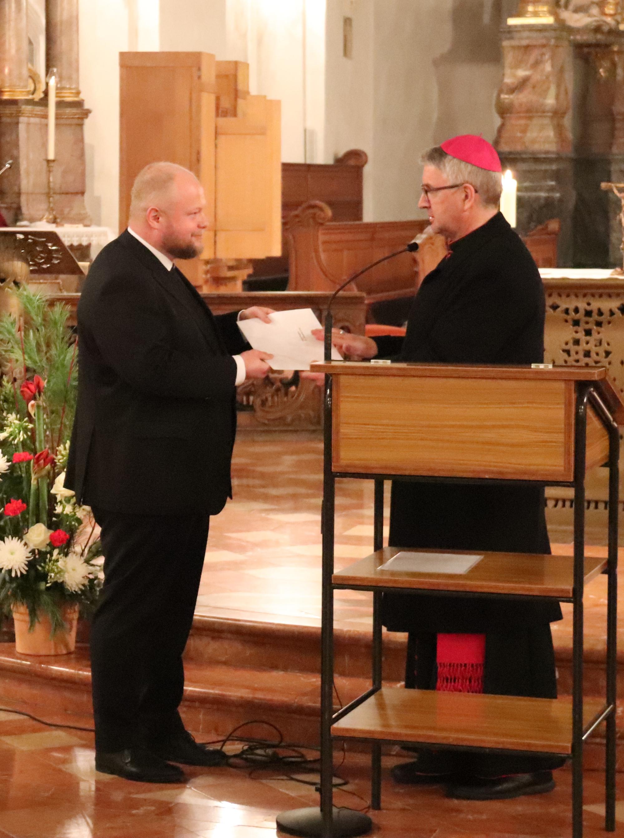 Regens Dr. Sebastian Lang erhält seine Ernennungsurkunde von Bischof Peter Kohlgraf