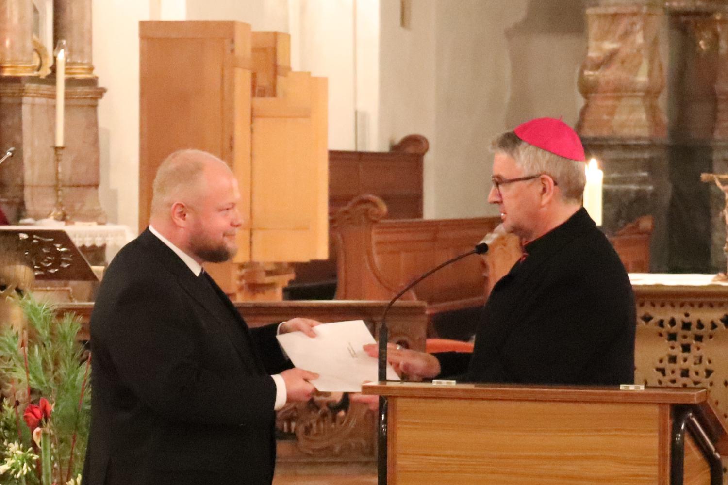 Regens Dr. Sebastian Lang erhält seine Ernennungsurkunde von Bischof Peter Kohlgraf (c) Bistum Mainz/Hoffmann