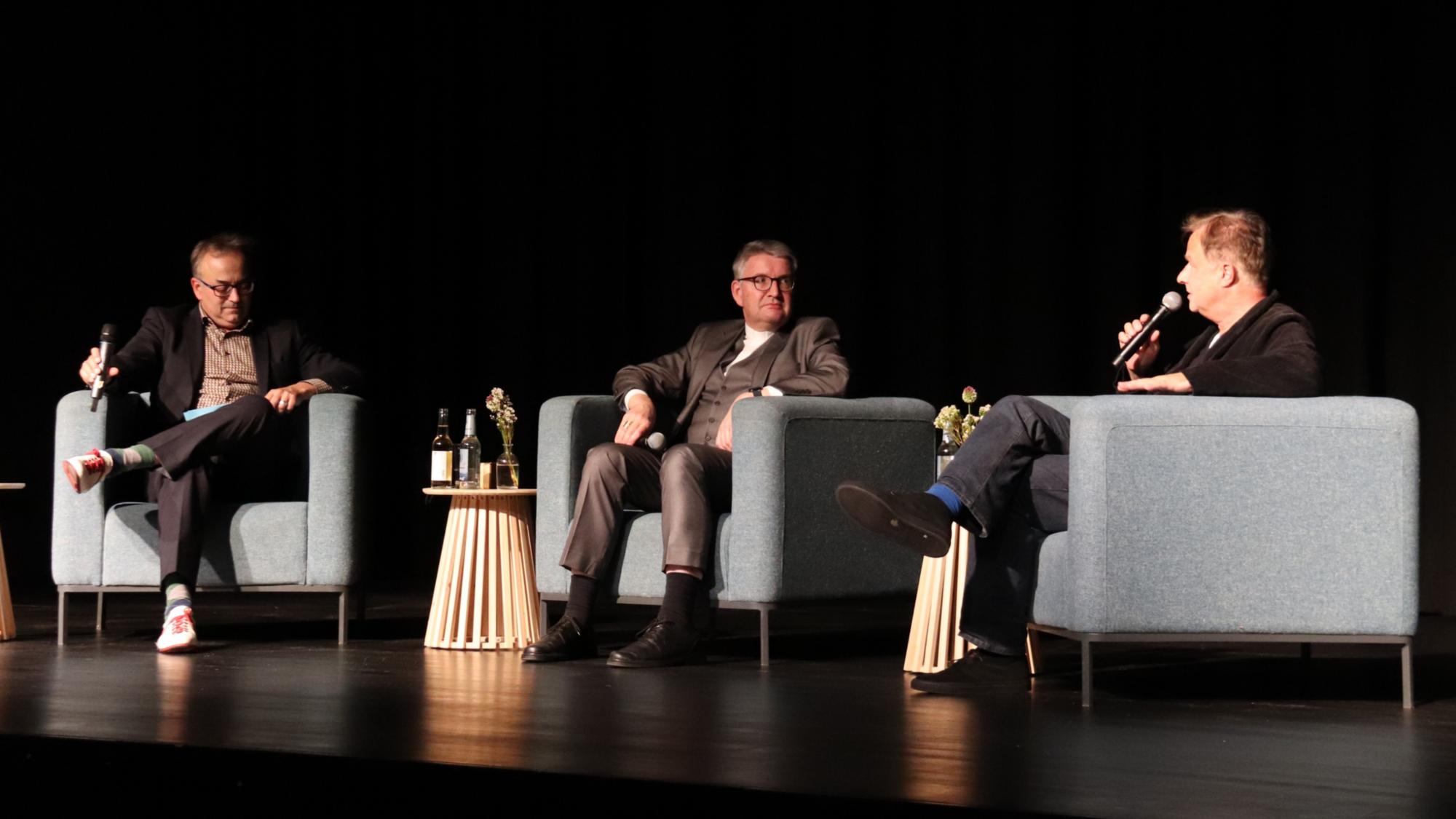 Gesprächspartner (von links nach rechts): Moderator Daniel Meuren, Bischof Peter Kohlgraf und Kabarettist Lars Reichow