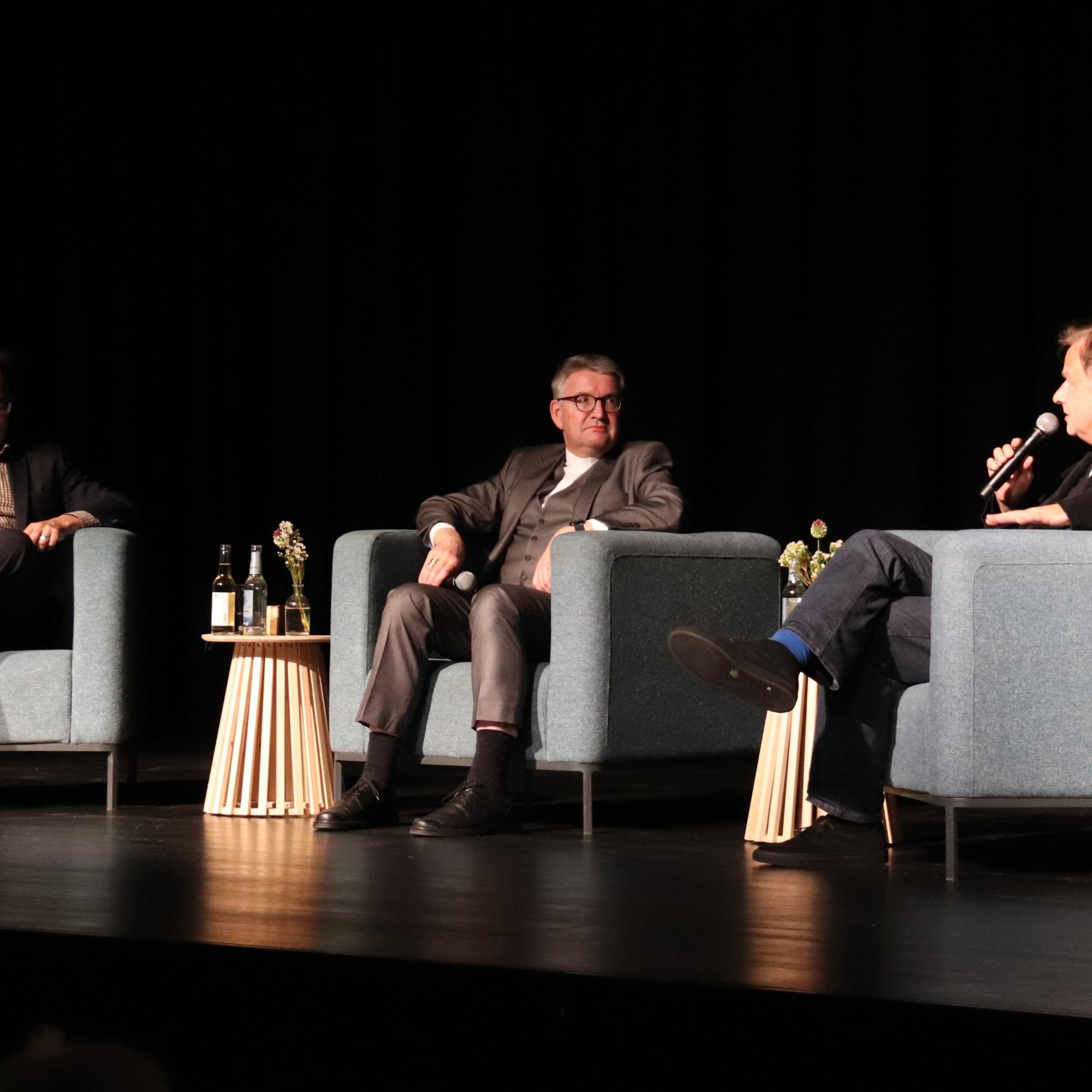 Gesprächspartner (von links nach rechts): Moderator Daniel Meuren, Bischof Peter Kohlgraf und Kabarettist Lars Reichow