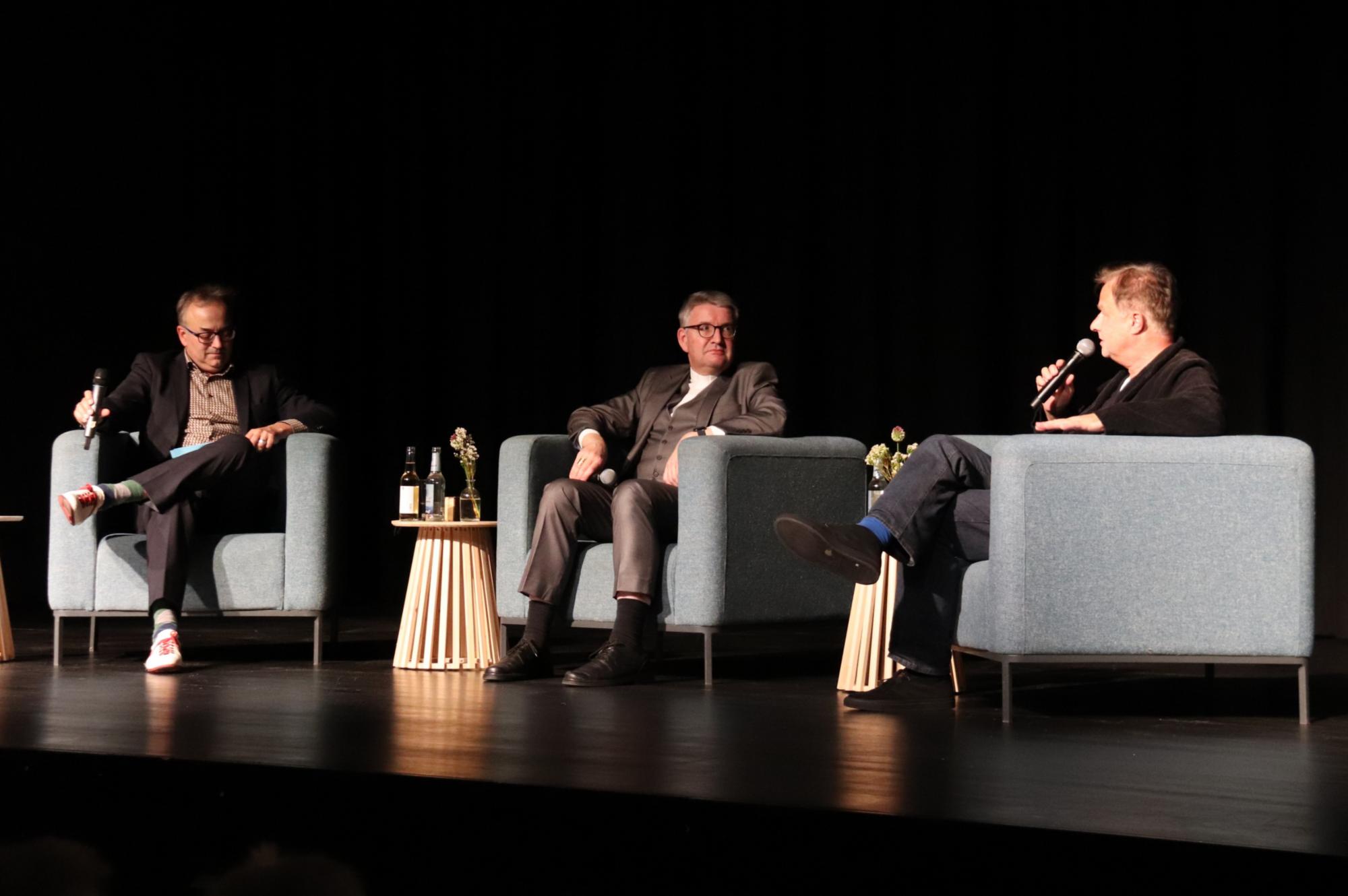 Gesprächspartner (von links nach rechts): Moderator Daniel Meuren, Bischof Peter Kohlgraf und Kabarettist Lars Reichow (c) Bistum Mainz/Hoffmann