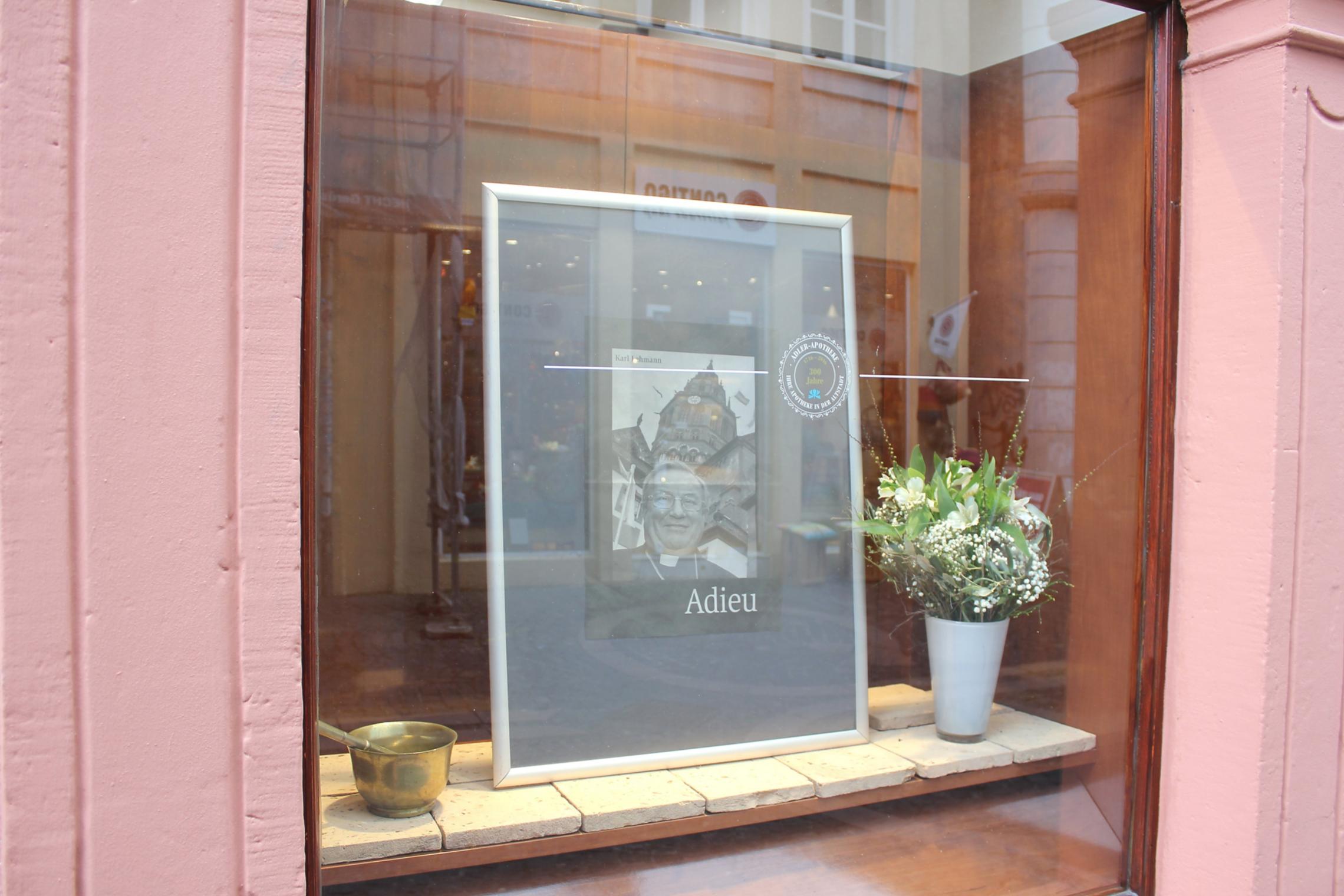 Requiem WB Bentz Mainz, 18. März 2018: In der Augustinerstraße haben zahlreiche Einzelhändler Bilder von Kardinal Lehmann in ihre Schaufenster gestellt.