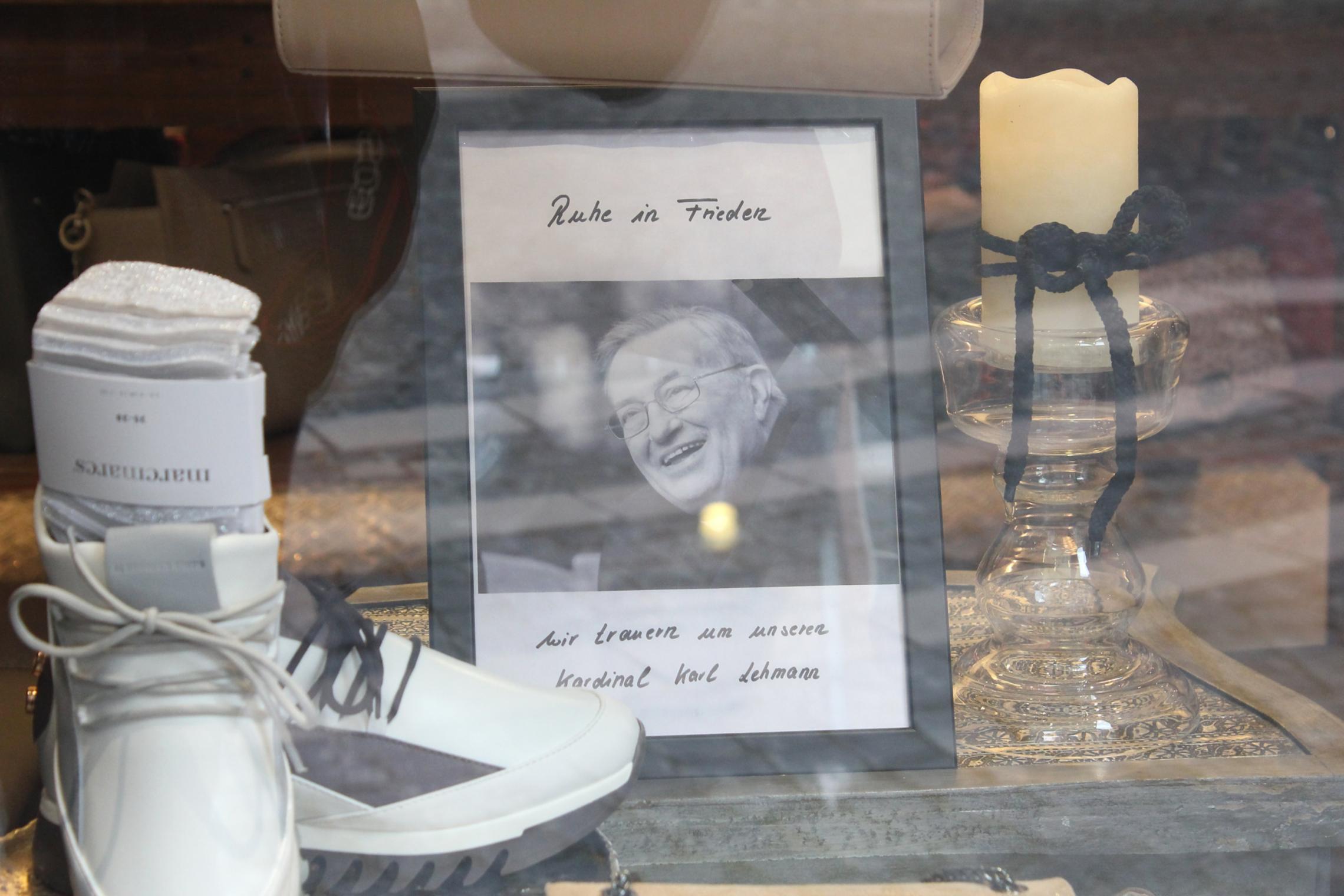 Requiem WB Bentz Mainz, 18. März 2018: In der Augustinerstraße haben zahlreiche Einzelhändler Bilder von Kardinal Lehmann in ihre Schaufenster gestellt.