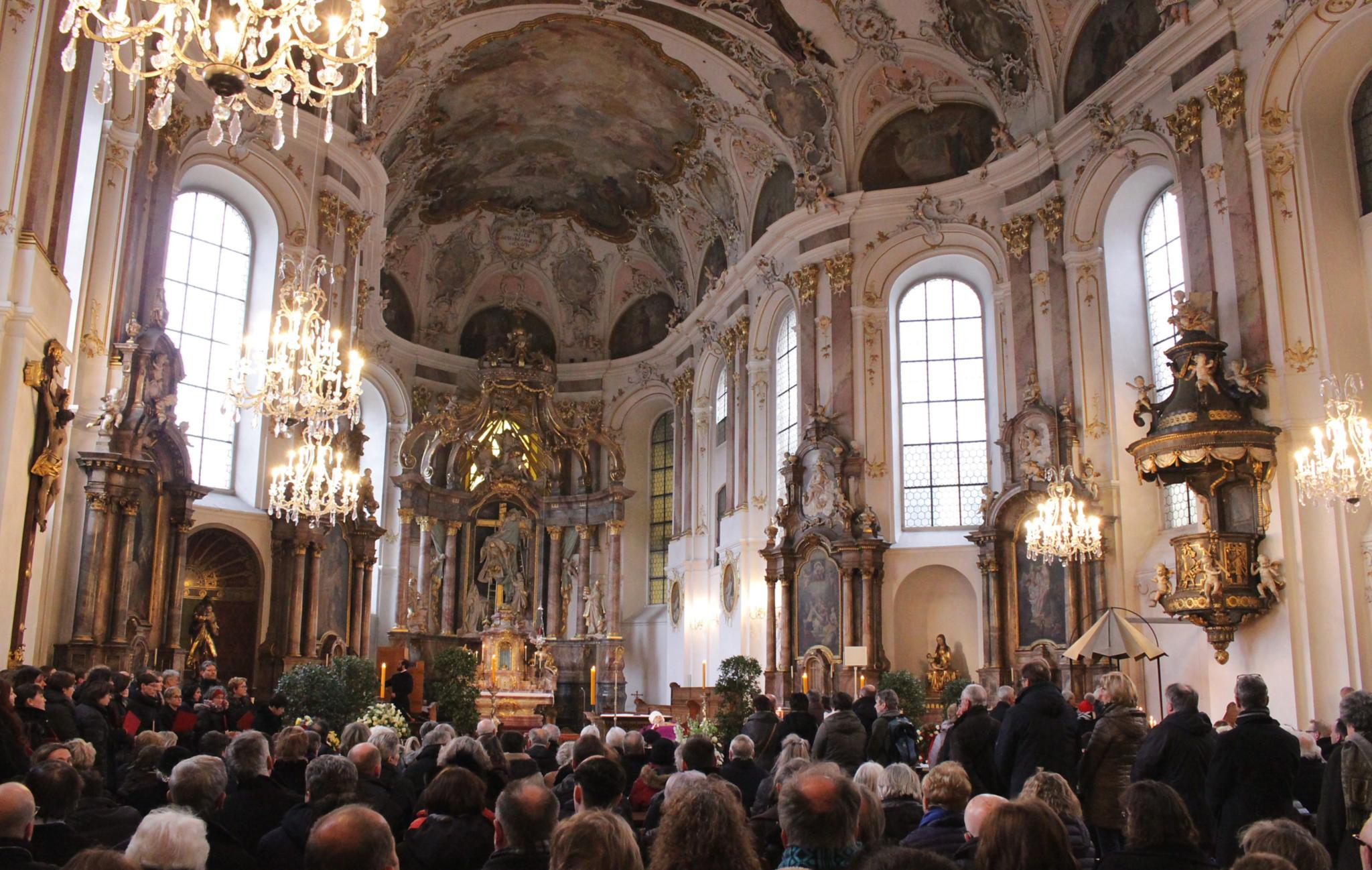 Requiem WB Bentz Mainz, 18. März 2018: Am Sonntagnachmittag vor dem Requiem ist es ein steter Strom von Menschen, der sich in der Seminarkirche einreiht, um persönlich vor dem aufgebahrten Leichnam von Kardinal Lehmann Abschied zu nehmen und sich in ein Kondolenzbuch einzutragen.