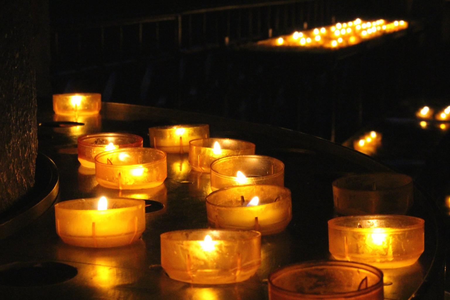 Requiem für Wohnungslose - Kerzen im Dom (c) Bistum Mainz / Blum