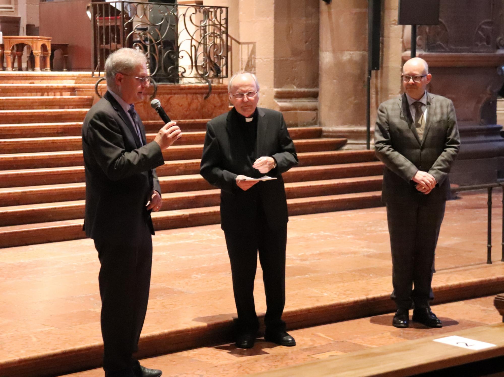 Wendelin Eberle von der Firma Rieger, Domdekan Heinz Heckwolf und Simon Hebeisen von der Firma Goll (von links)