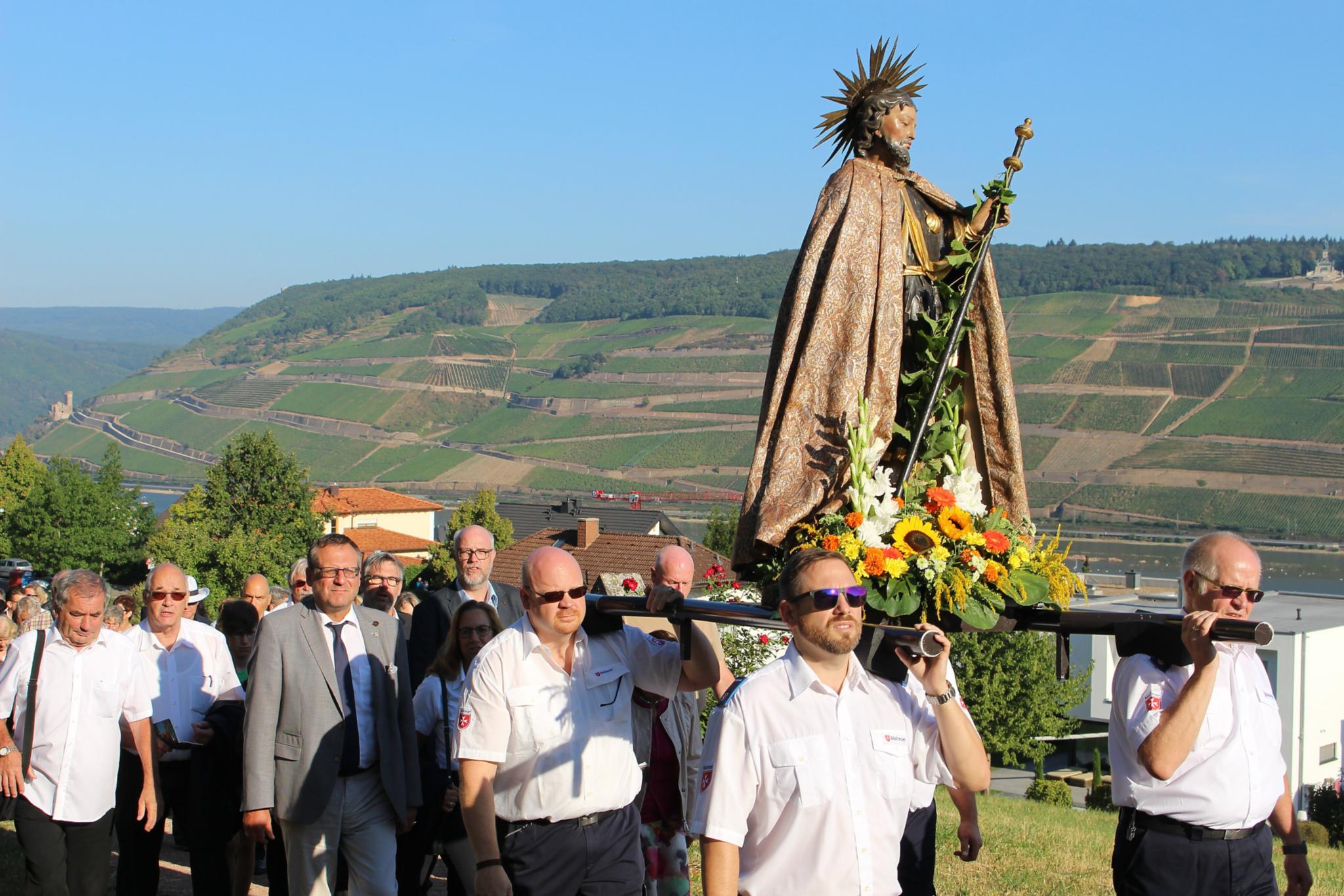 Bingen, 19. August 2018: Aufstieg zum Rochusberg mit der Statue des heiligen Rochus.