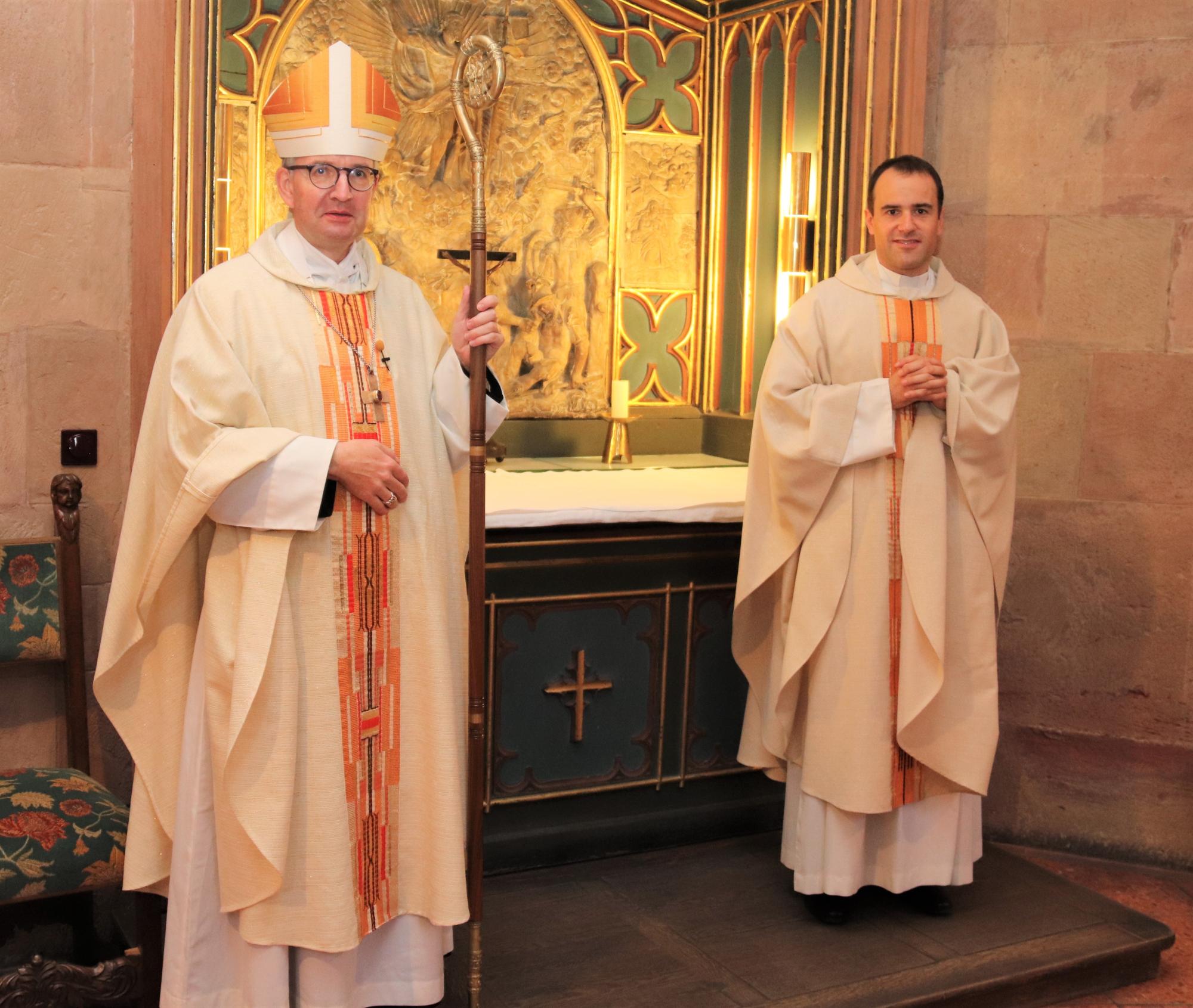 Mainz, 24.10.2020: Strahlende Gesicher in der Domsakristei: Bischof Peter Kohlgraf (l.) und Neupriester Benjamin Weiß.