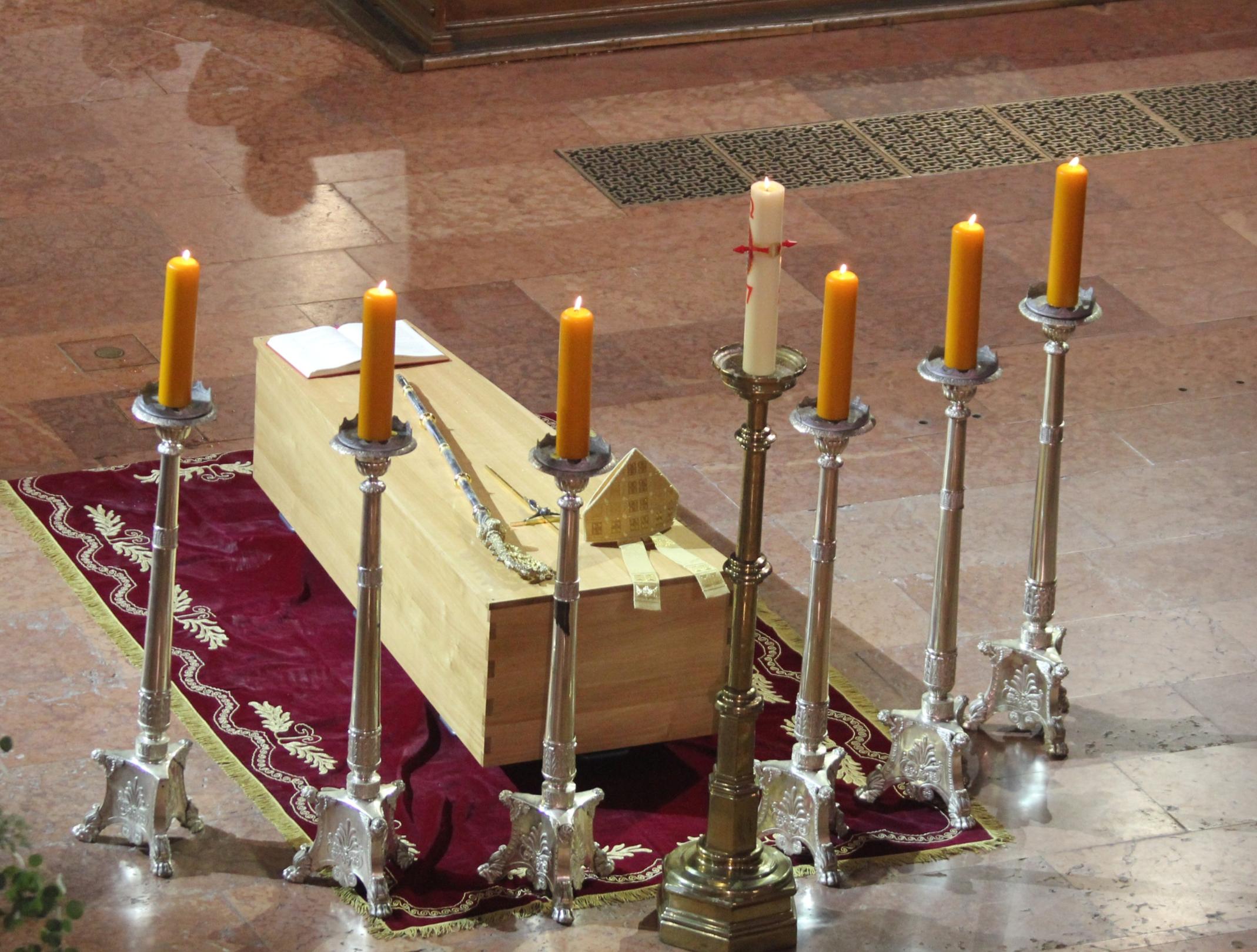 Mainz, 21.3.2018: Der schlichte Holzsarg von Kardinal Karl Lehmann vor den Altarstufen im Mainzer Dom.
