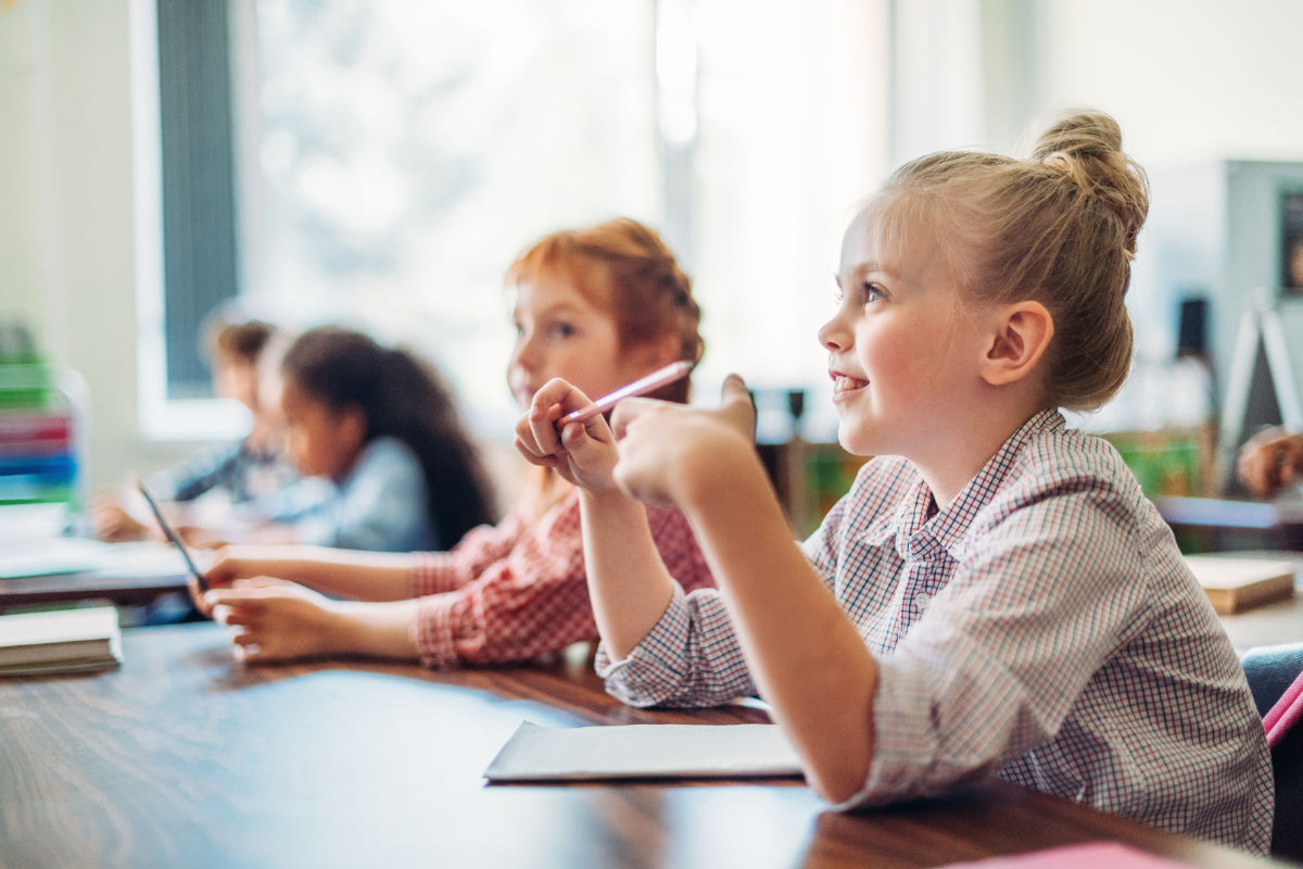 Schulmädchen in der Klasse (c) Adobe Stock Lightfield Studios (c) Lightfield Studios | stock.adobe.com