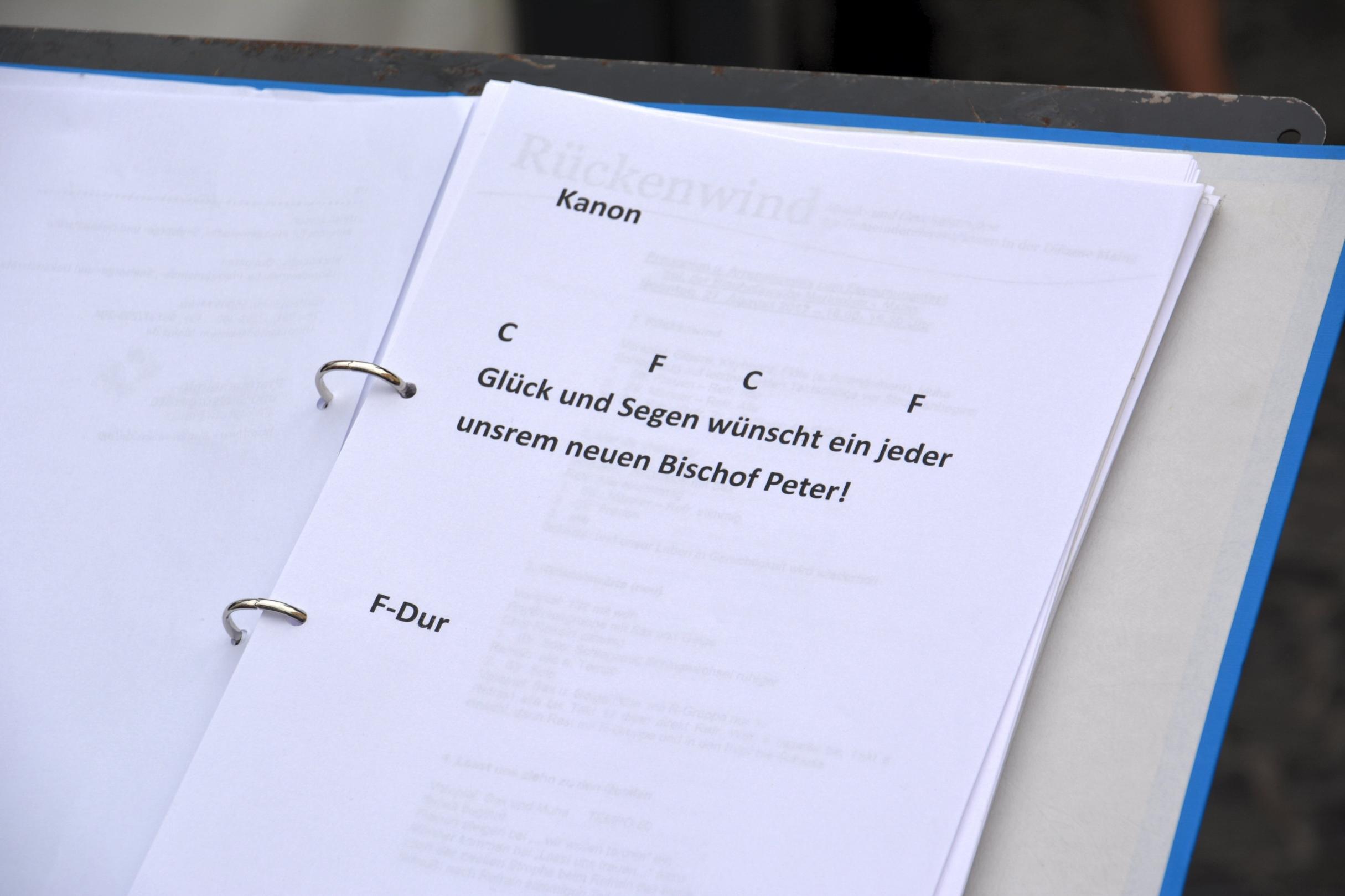 Mainz, 27.8.2017: Die Besucherinnen und Besucher des Festes stimmten einen Glückwunsch-Kanon für Bischof Peter Kohlgraf an.