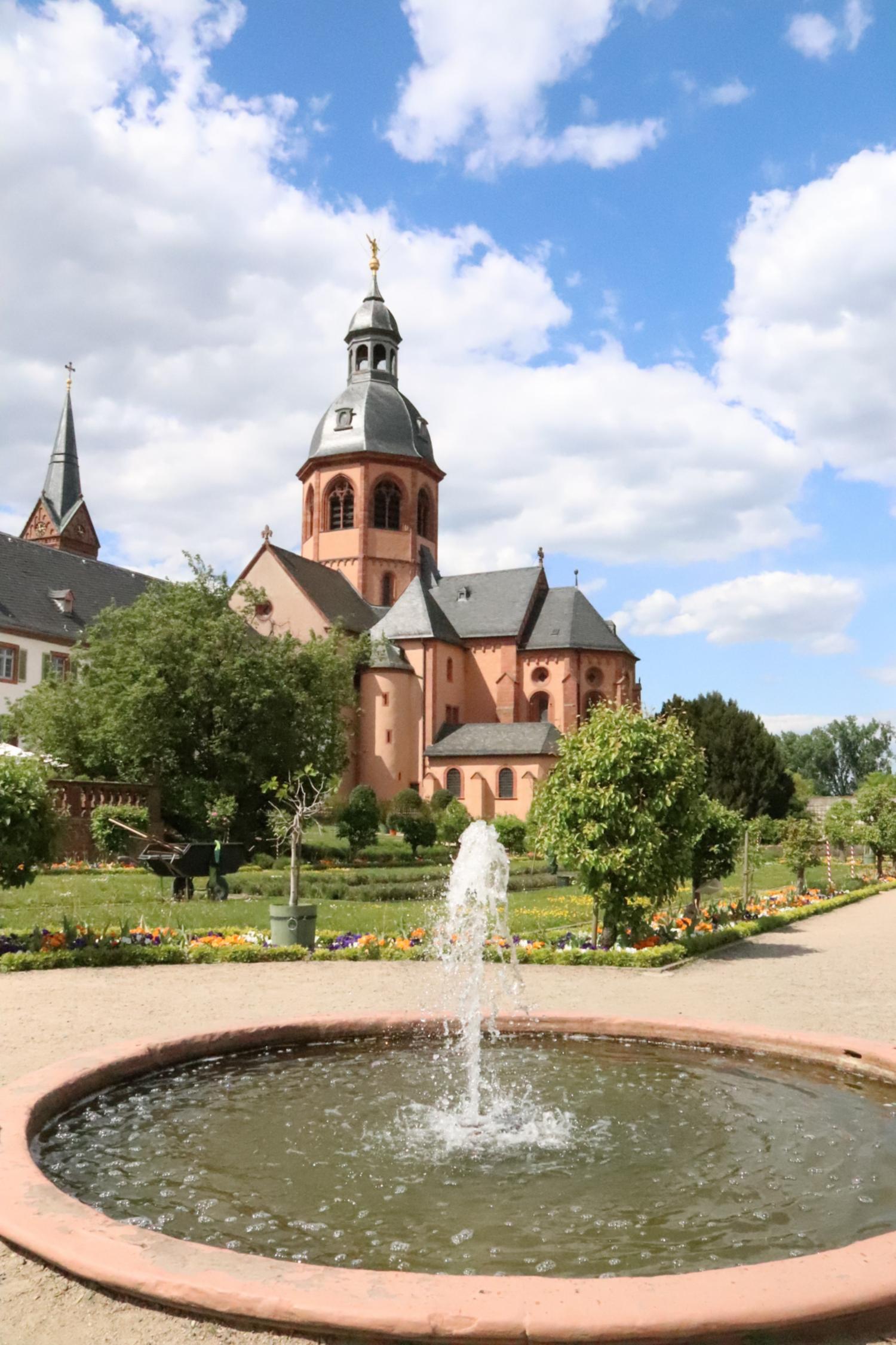 Blick vom Klostergarten auf die Kirche St. Marcellinus und Petrus Seligenstadt (c) Bistum Mainz/Hoffmann