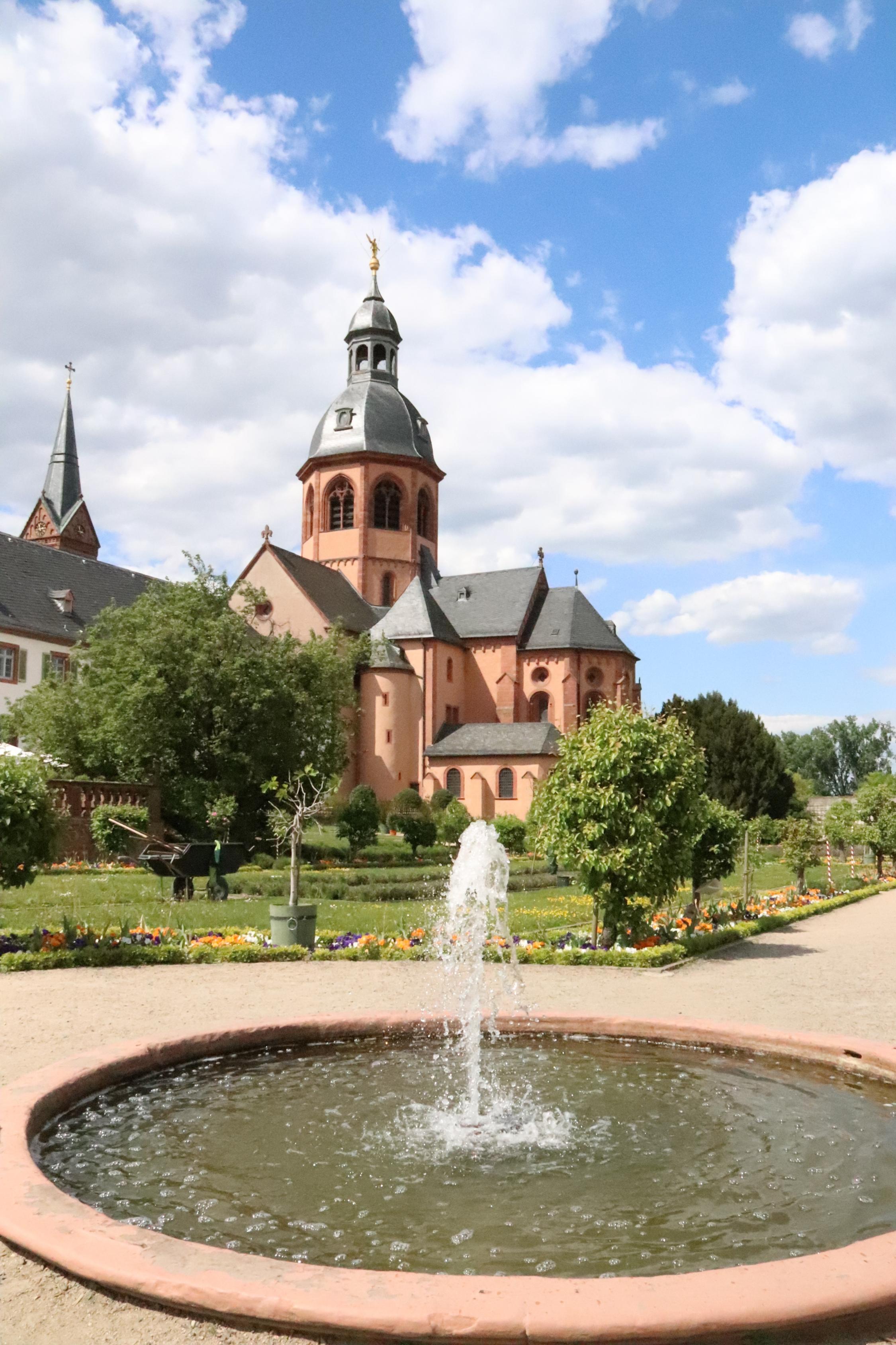 Blick vom Klostergarten auf die Kirche St. Marcellinus und Petrus Seligenstadt