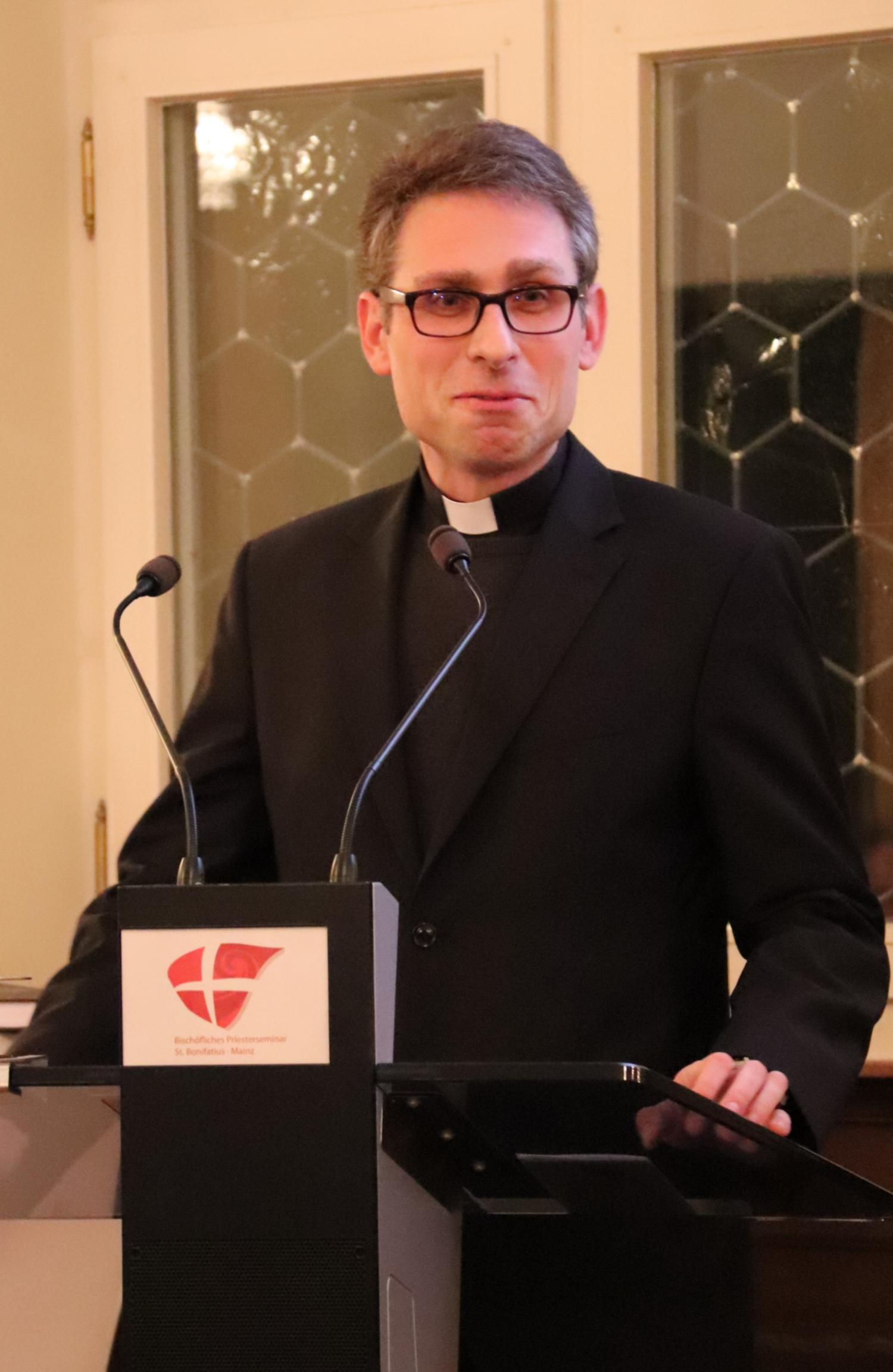 Der Regens des Mainzer Priesterseminars, Pfarrer Michael Leja, begrüßte die Gäste beim Seminarfeiertag (c) Bistum Mainz/Hoffmann