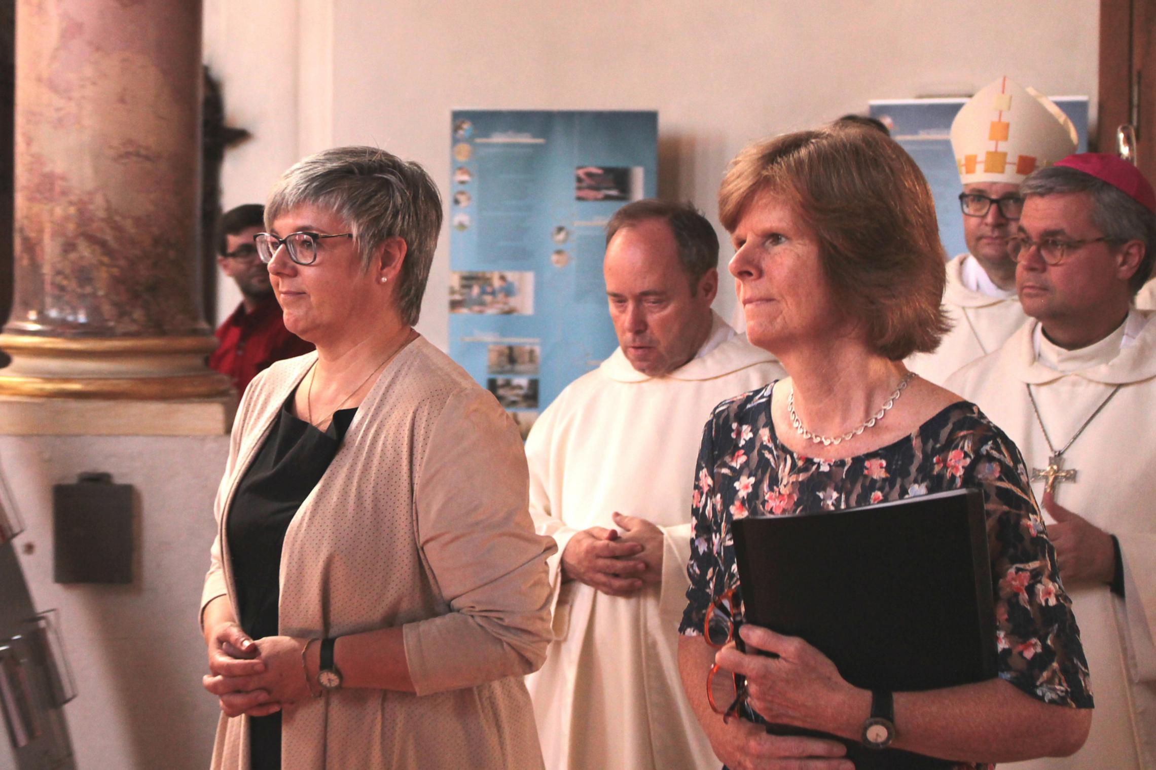 Mainz, 9. Juni 2018: Edith Sans-Jakob (ganz links) bei Einzug; daneben (v.l.n.r.): Domkapitular Klaus Forster, Diözesanreferentin Monika Stübinger, Bischof Peter Kohlgraf und Weihbioschof Udo Markus Bentz.