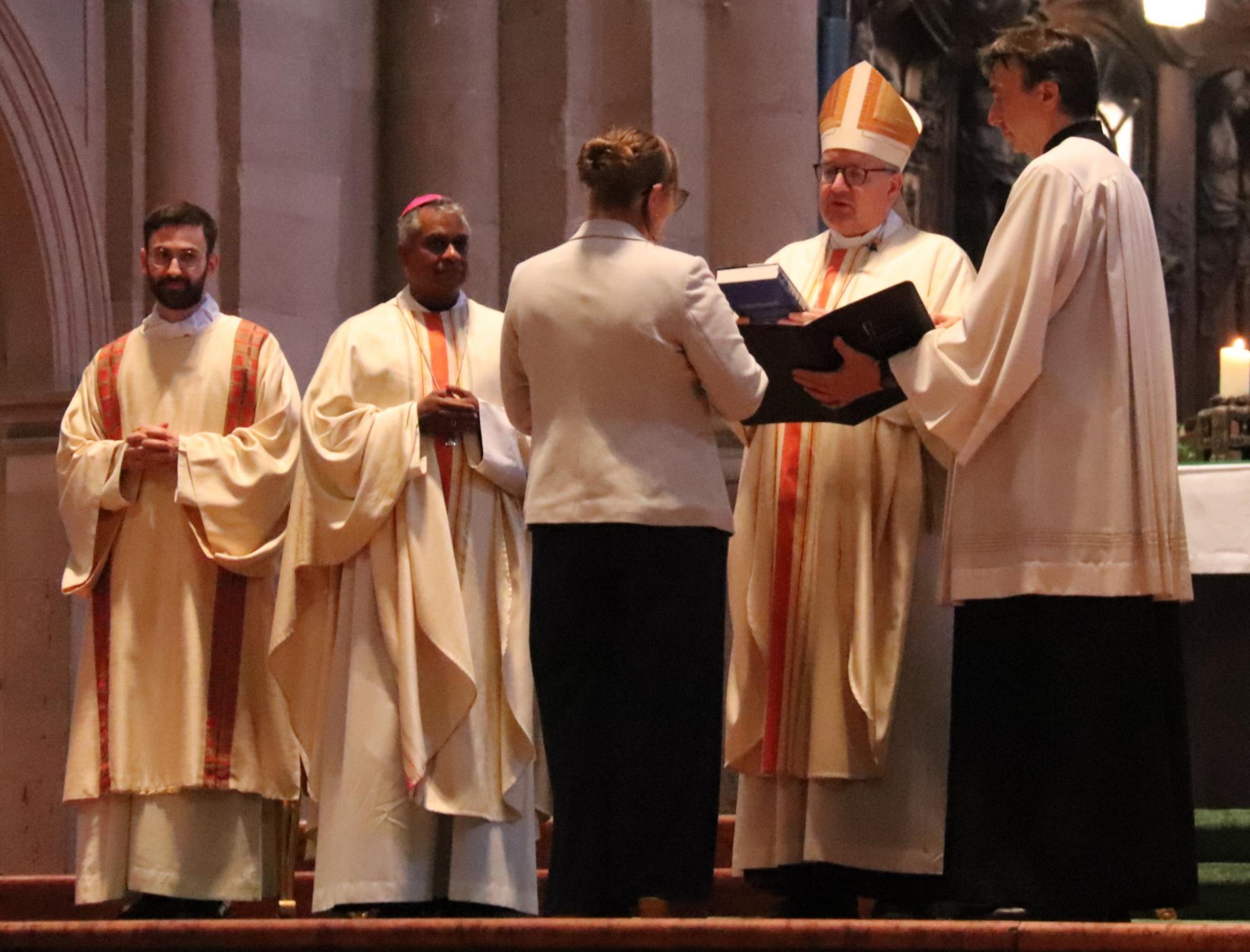 Während der Sendungsfeier überreichte Bischof Kohlgraf den Mitarbeitenden jeweils eine Bibel (c) Bistum Mainz/Hoffmann