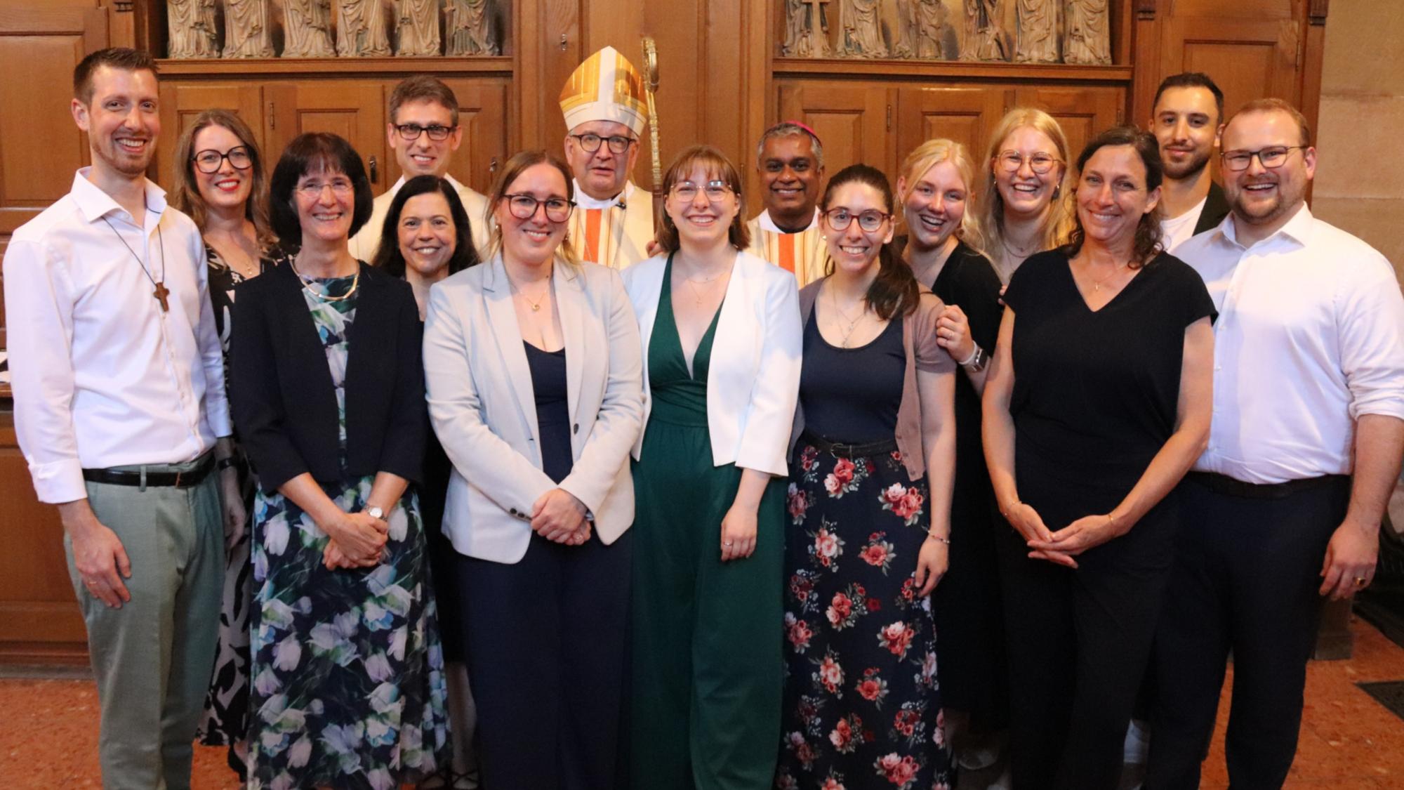 Gruppenfoto mit den neuen pastoralen Mitarbeitenden im Bistum Mainz