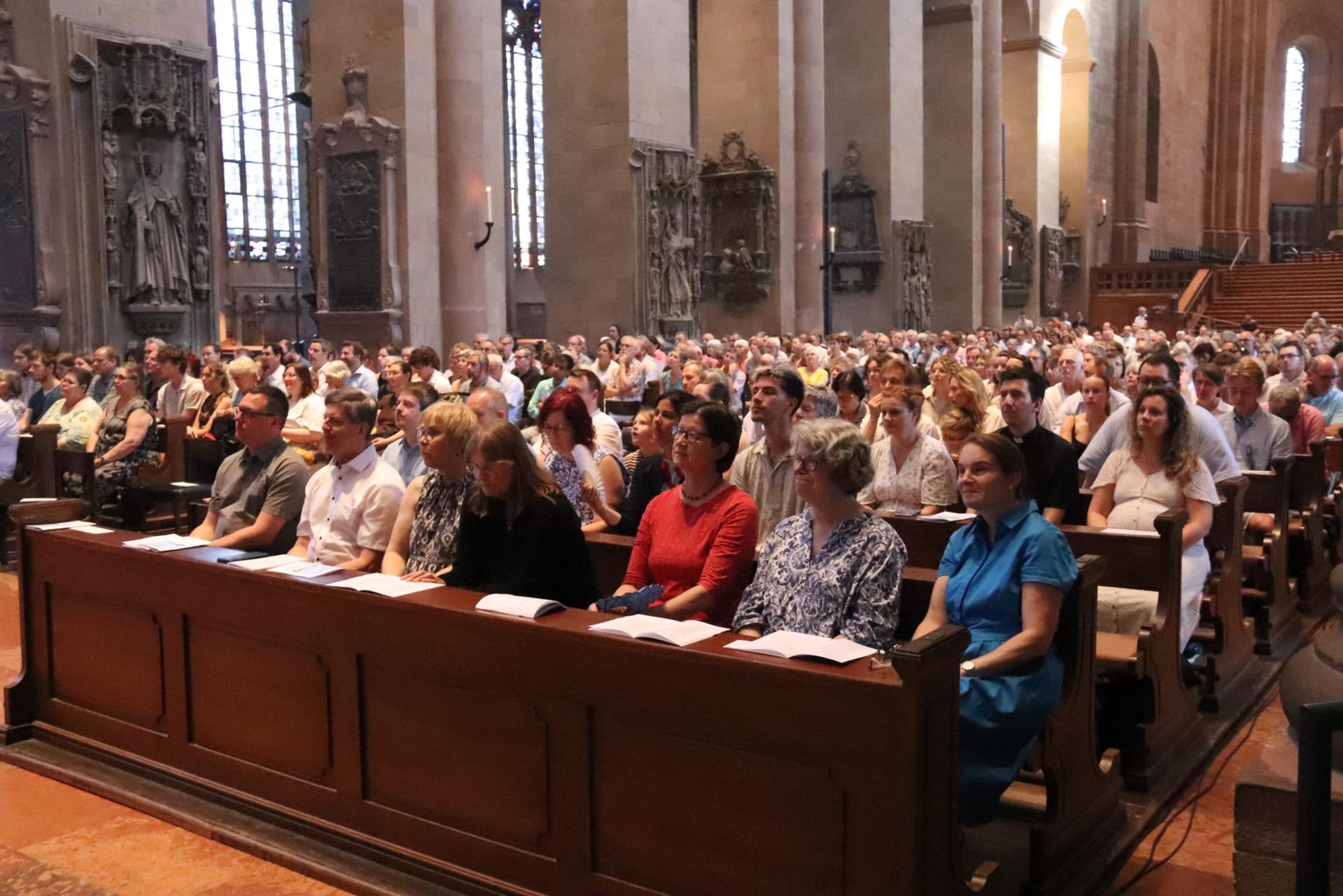 Der Dom war voll besetzt bei der Sendungsfeier der pastoralen Mitarbeitenden (c) Bistum Mainz/Hoffmann