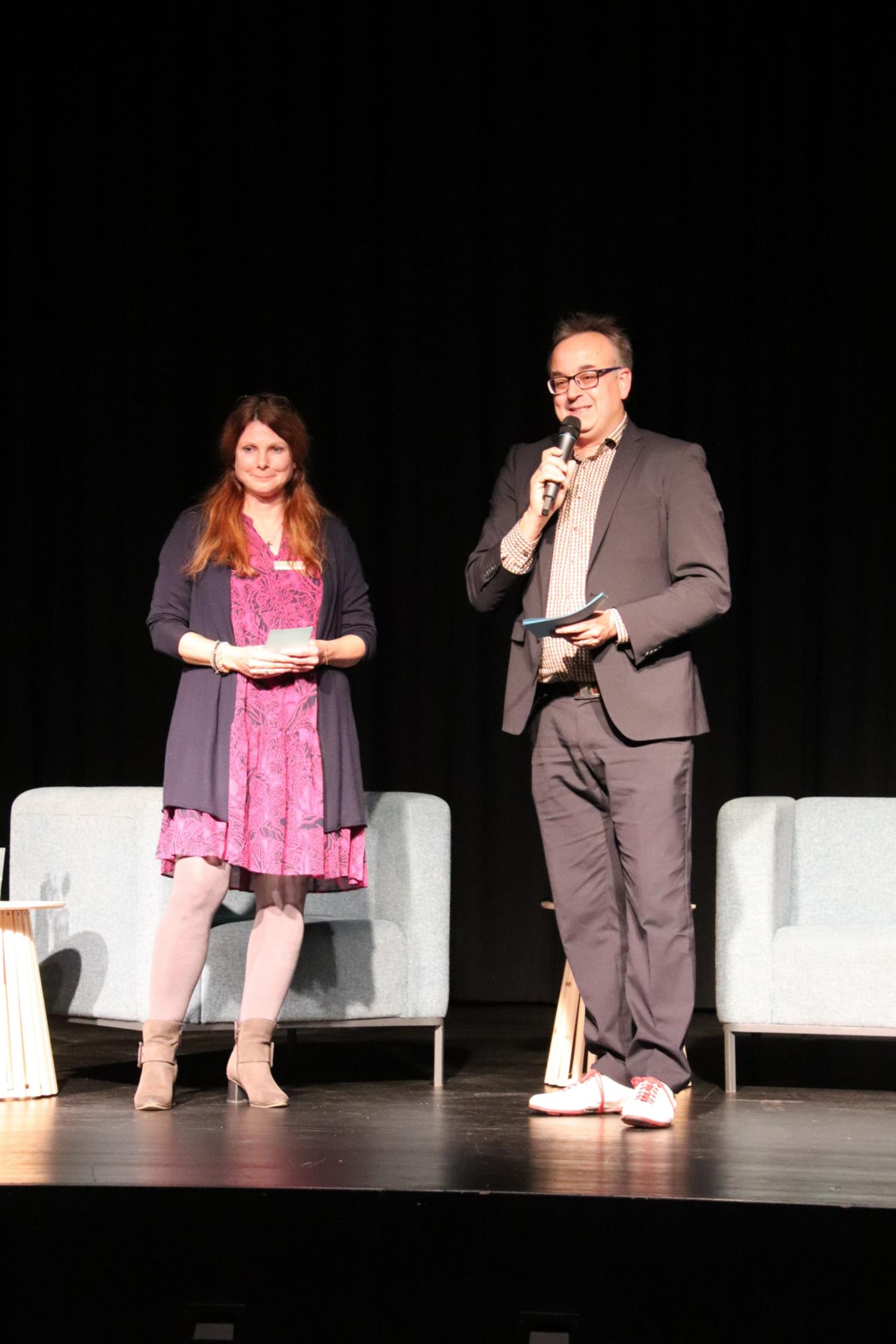 Vereinsvorsitzende Nicole Sieben und Moderator Daniel Meuren (c) Bistum Mainz/Hoffmann