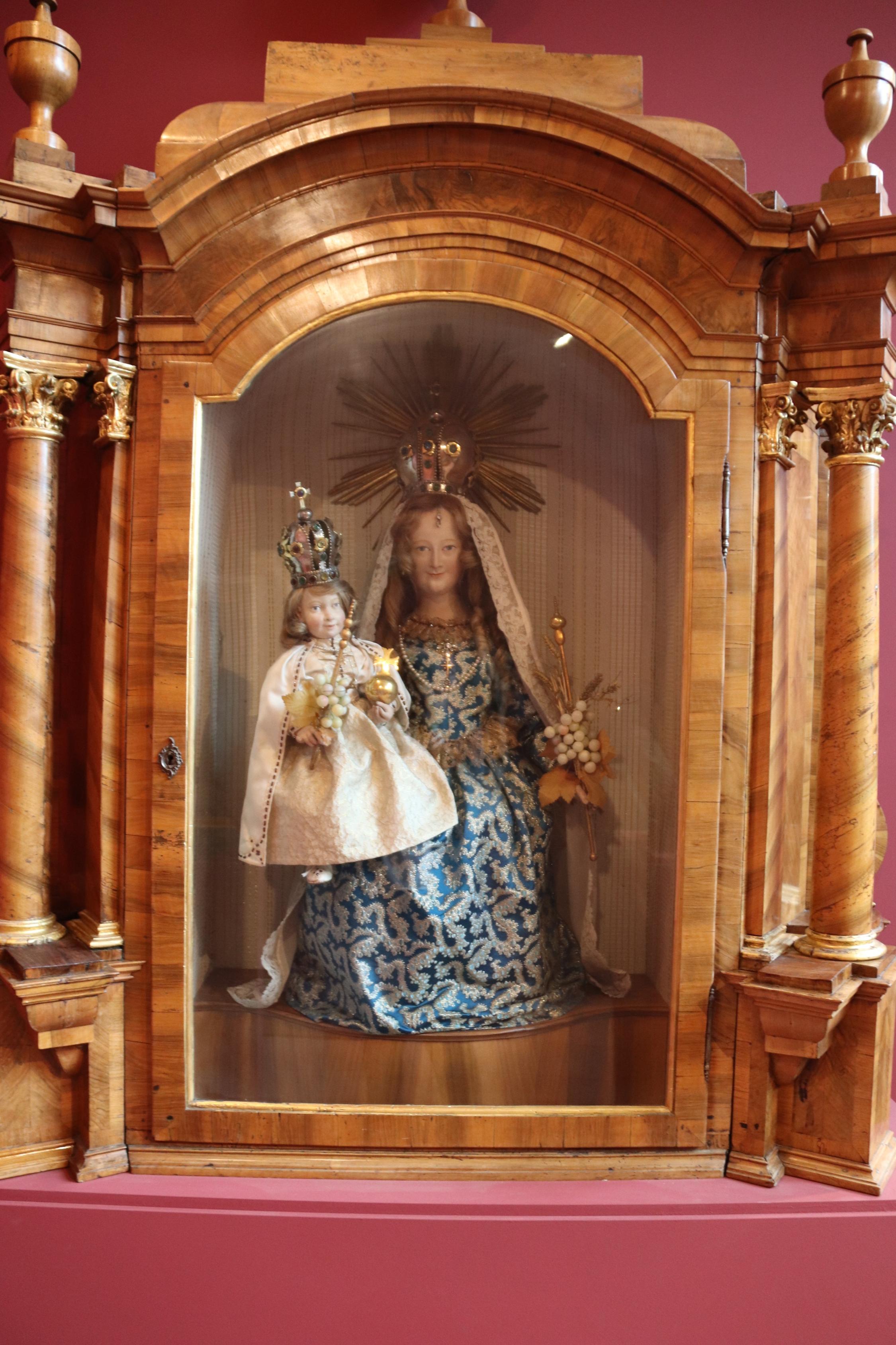 Ankleide-Madonna um 1340