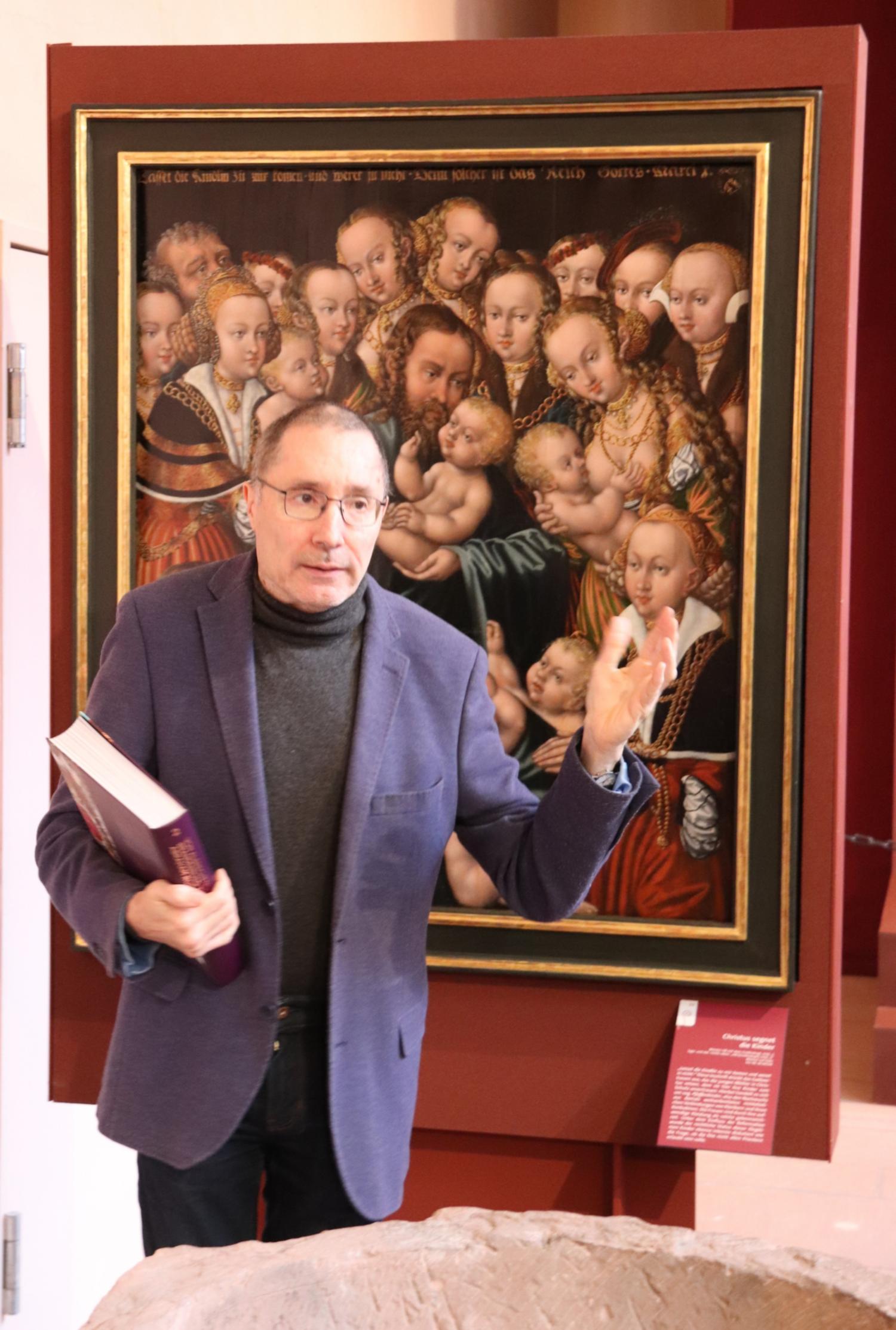 Der Direktor des Museums, Dr. Winfried Wilhelmy, führte Journalistinnen und Journalisten vorab durch die Sonderausstellung (c) Bistum Mainz/Hoffmann