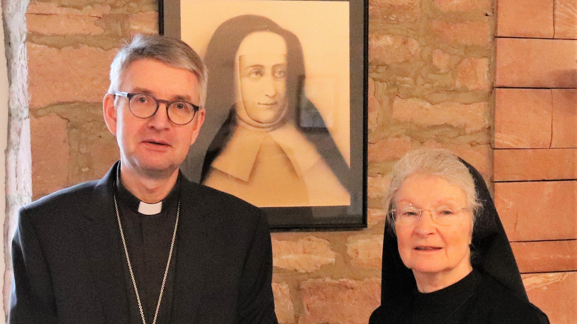Bischof Peter Kohlgraf dankt Schwester Marie Bernadette Steinmetz RSM