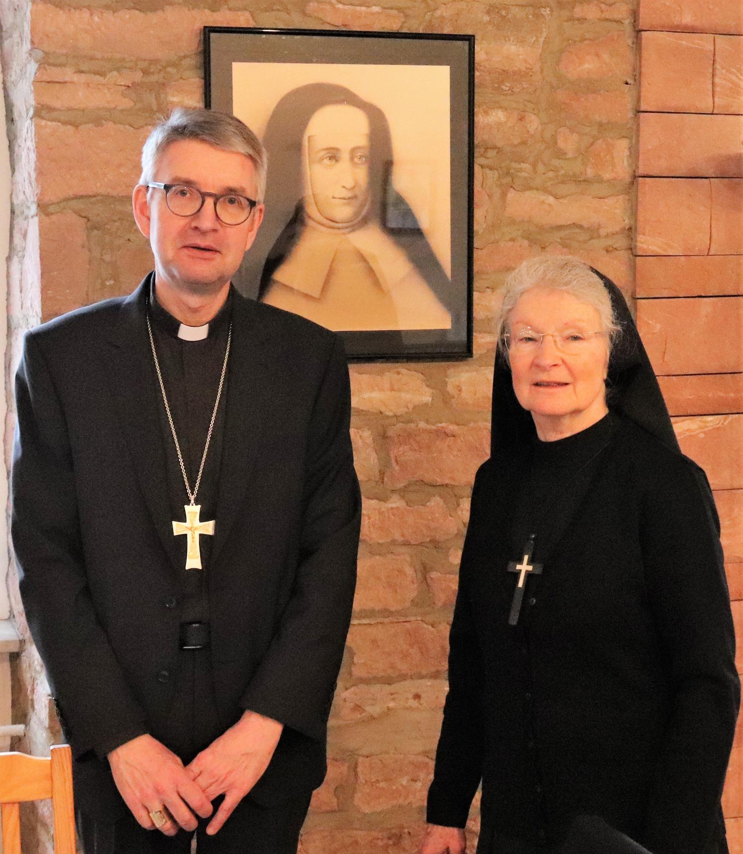 Bischof Peter Kohlgraf dankt Schwester Marie Bernadette Steinmetz RSM (c) Bistum Mainz/Hoffmann