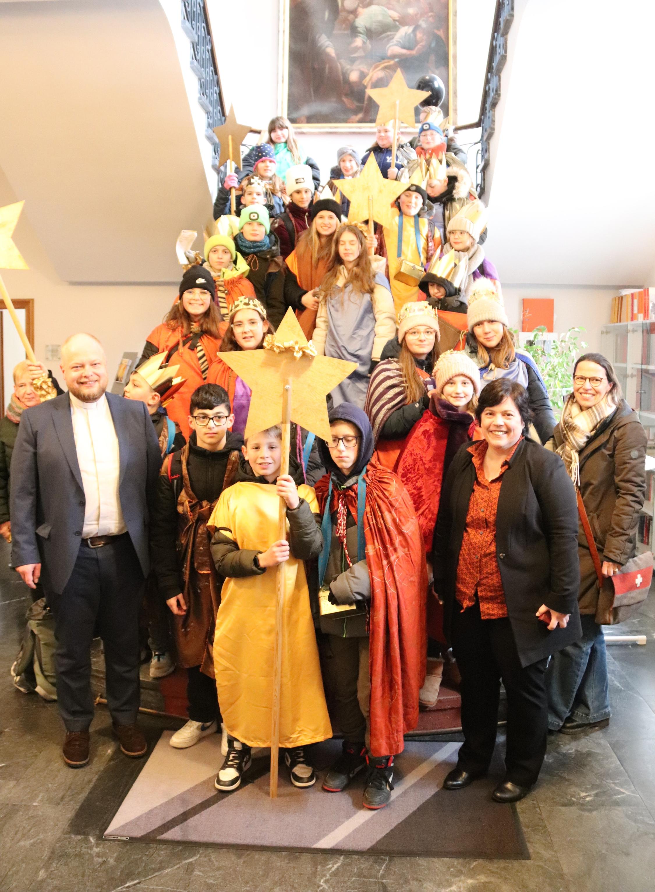 Sternsingerinnen und Sternsinger zu Gast bei Generalvikar Dr. Lang und der Bevollmächtigten Rieth im Bischöflichen Ordinariat Mainz