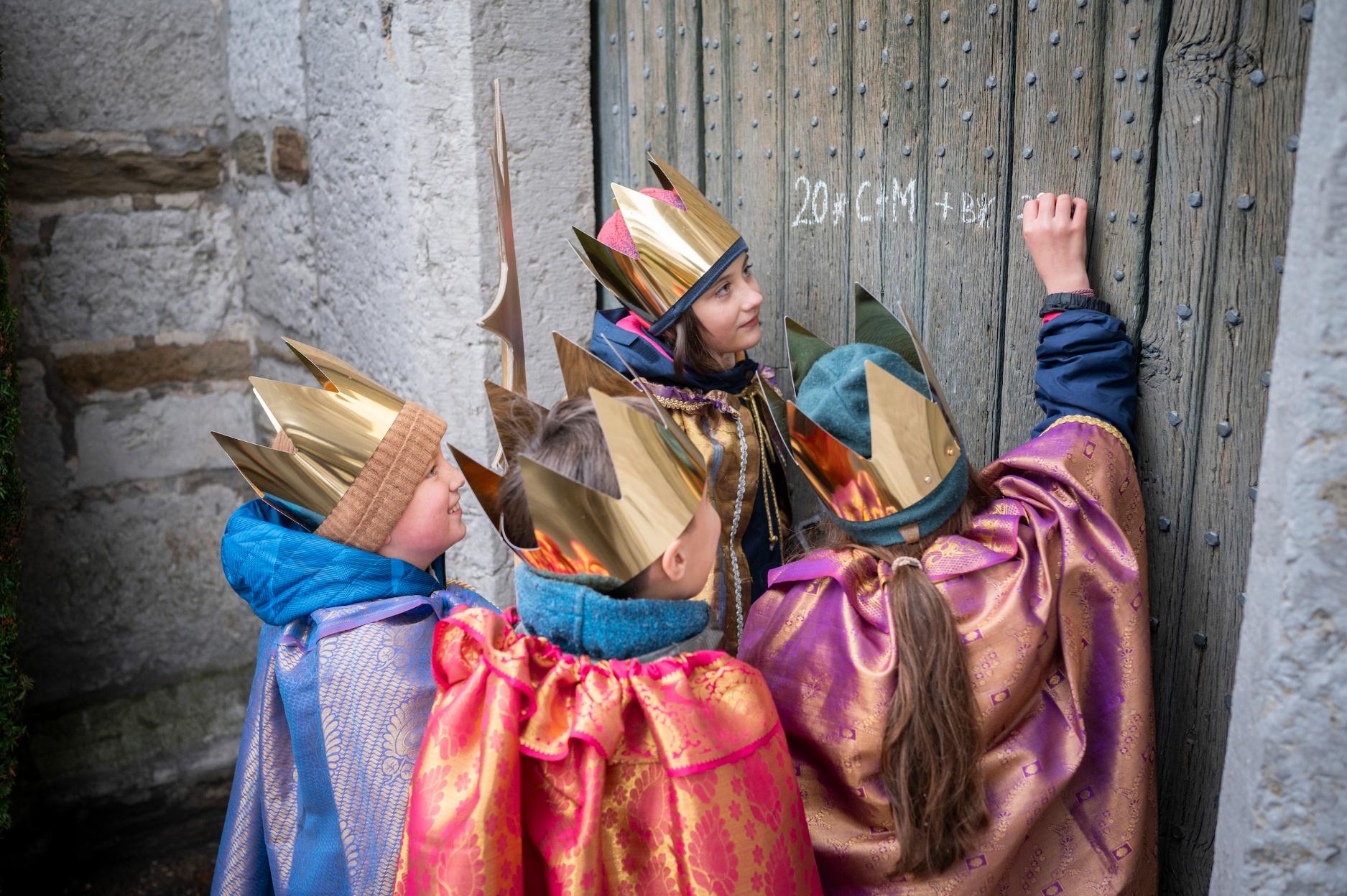 Sternsinger bringen ihren Segen (c) Mika Väisänen  Kindermissionswerk