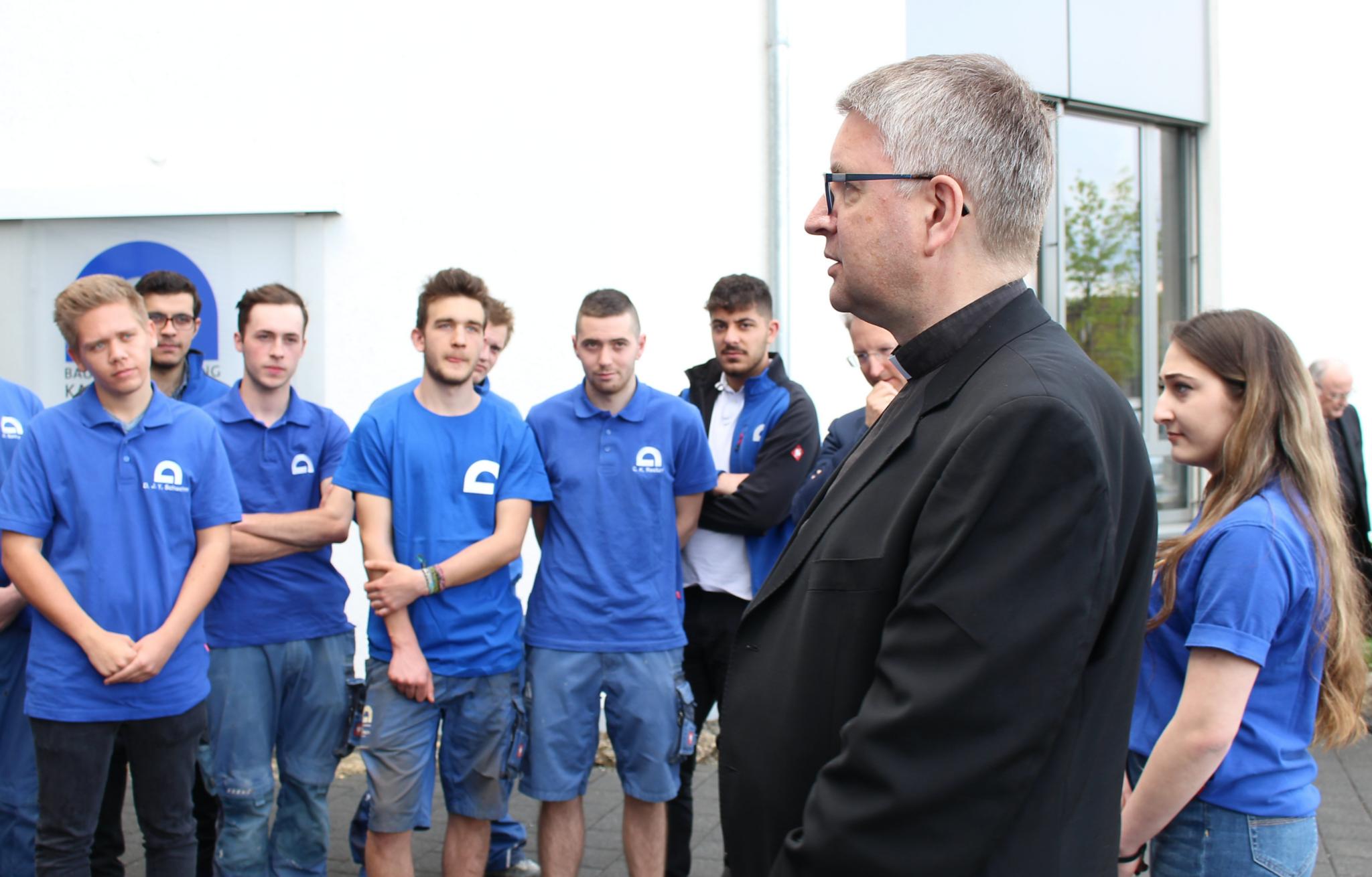 Ingelheim, 16. März 2018: Vor dem Stiftertag der Domstiftung fand in der Zentrale der Firma Gemünden noch eine kurze Begegnung der Auszubildenden des Unternehmens mit Bischof Peter Kohlgraf statt.