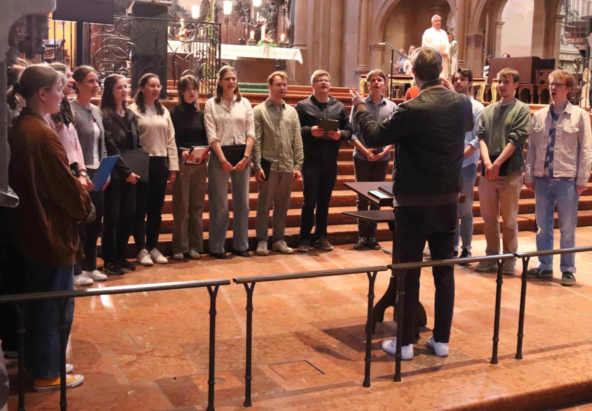 Chor der Katholischen Hochschulgemeinde Mainz singt im Gottesdienst am Vorabend zum Tag der Arbeit im Mainzer Dom (c) Bistum Mainz/Hoffmann