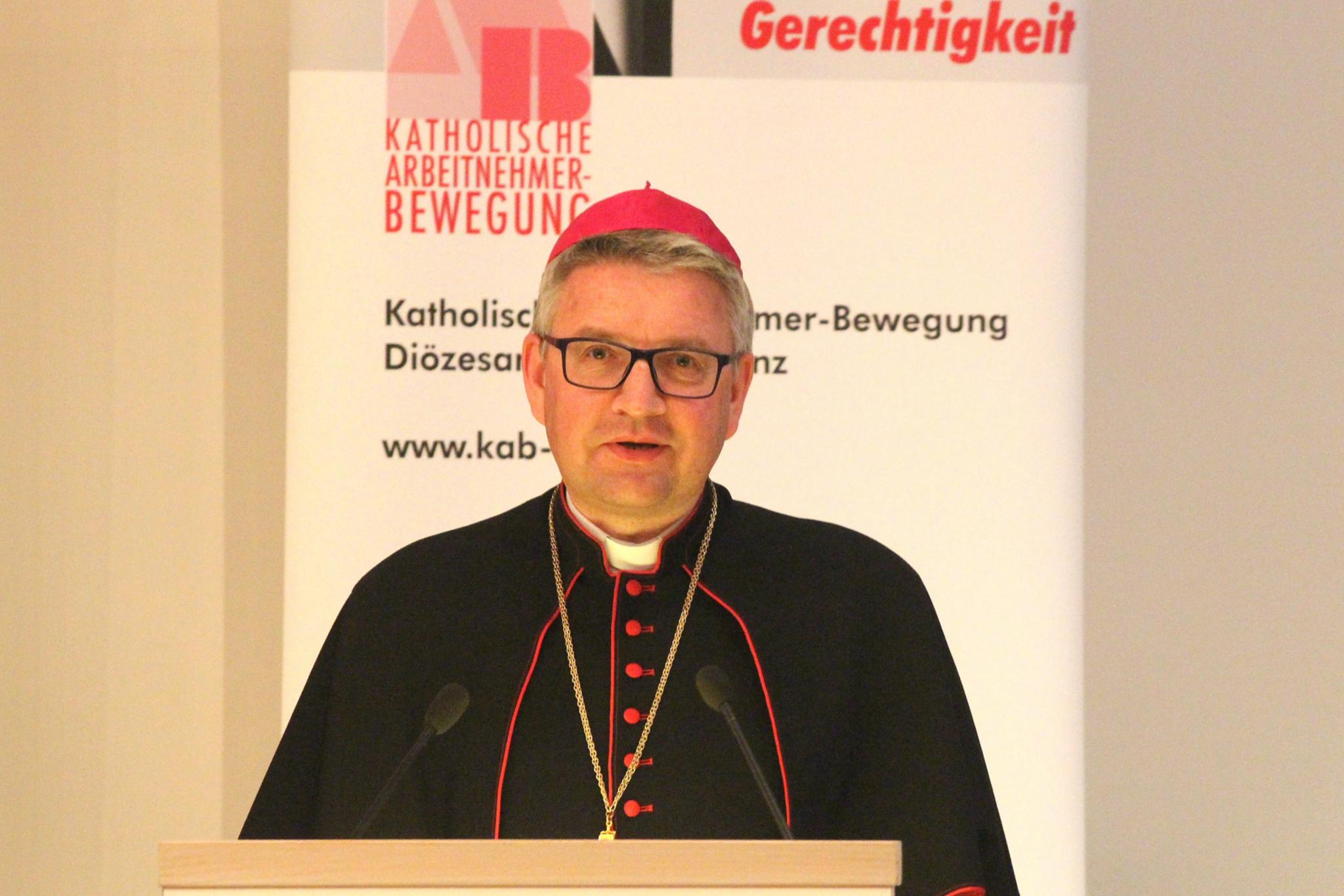 Mainz, 30. April 2018: Bei aller Diskussion und dem notwendigen Ringen um Lösungen „müssen wir uns klar machen, dass hinter all diesen Zahlen immer Menschen mit individuellen Erfahrungen und Geschichten stehen“, sagte Bischof Kohlgraf in seinem Schlusswort.