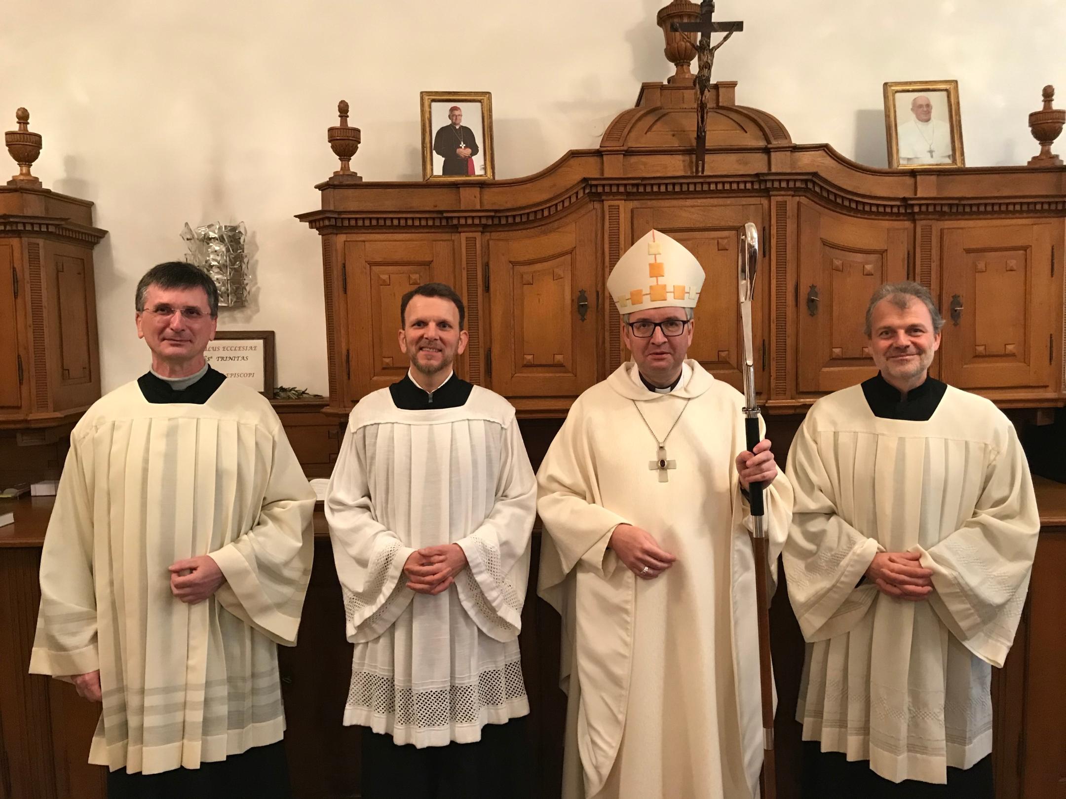 Mainz, 1. Dezember 2018: In der Institutio durch Bischof Kohlgraf empfingen beim Gottesdienst Matthias Görtz, Markus Landua, und Marcus Ostheimer die Beauftragung zu Lektoren und Akolythen