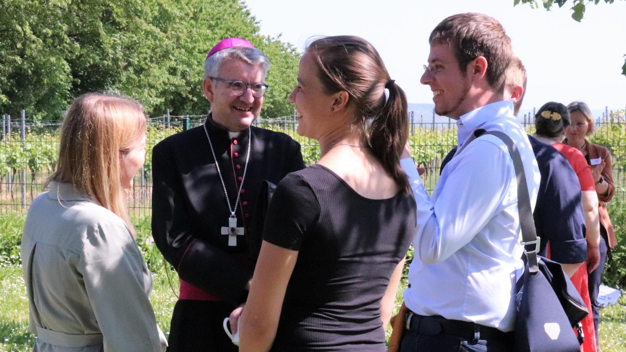 Im Garten des Hildegardforums tauschten sich die Teilnehmenden auch mit Bischof Peter Kohlgraf aus