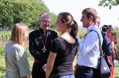 Im Garten des Hildegardforums tauschten sich die Teilnehmenden auch mit Bischof Peter Kohlgraf aus