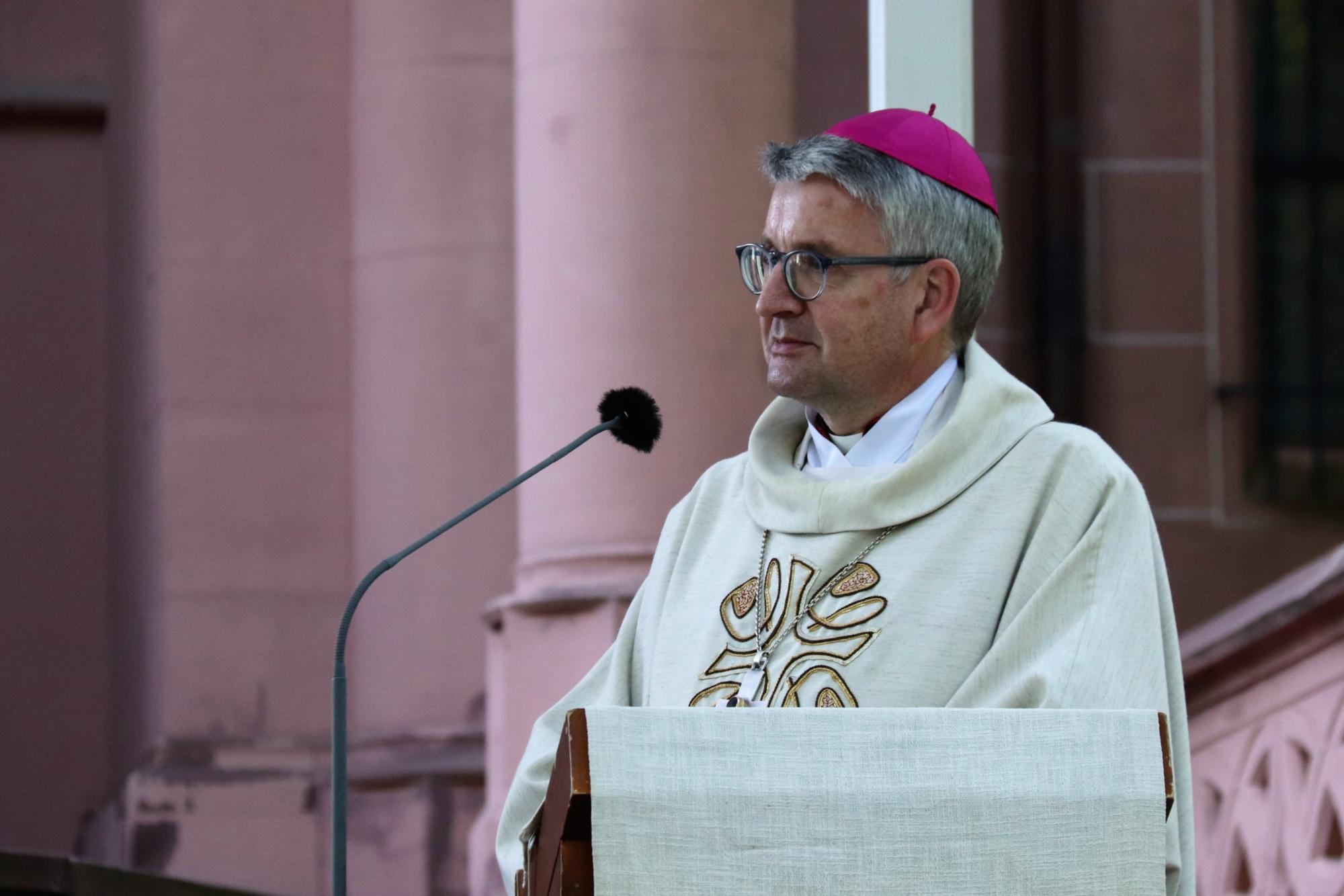 Bischof Peter Kohlgraf während des Gottesdienstes zum Jubiläum 50 Jahre Pastoralreferentinnen und Pastoralreferenten im Bistum Mainz