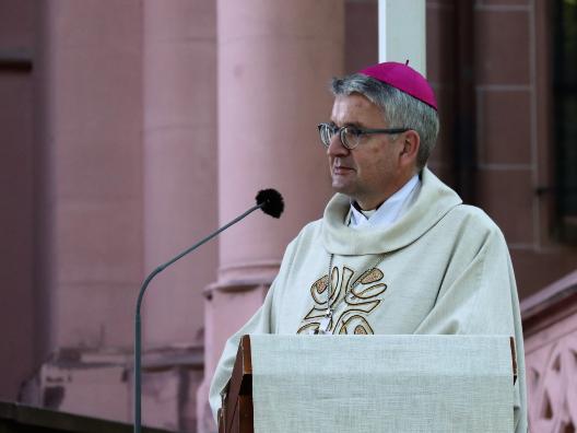 Bischof Peter Kohlgraf während des Gottesdienstes zum Jubiläum 50 Jahre Pastoralreferentinnen und Pastoralreferenten im Bistum Mainz