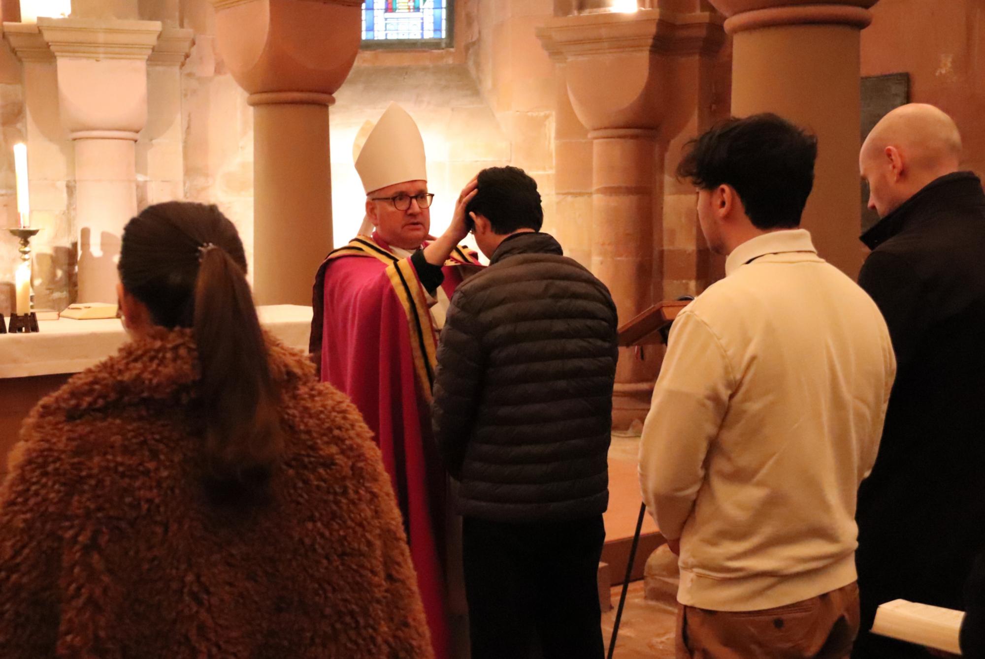Bischof Kohlgraf legte den Taufbewerberinnen und Taufbewerbern die Hände auf und segnete sie (c) Bistum Mainz/Hoffmann