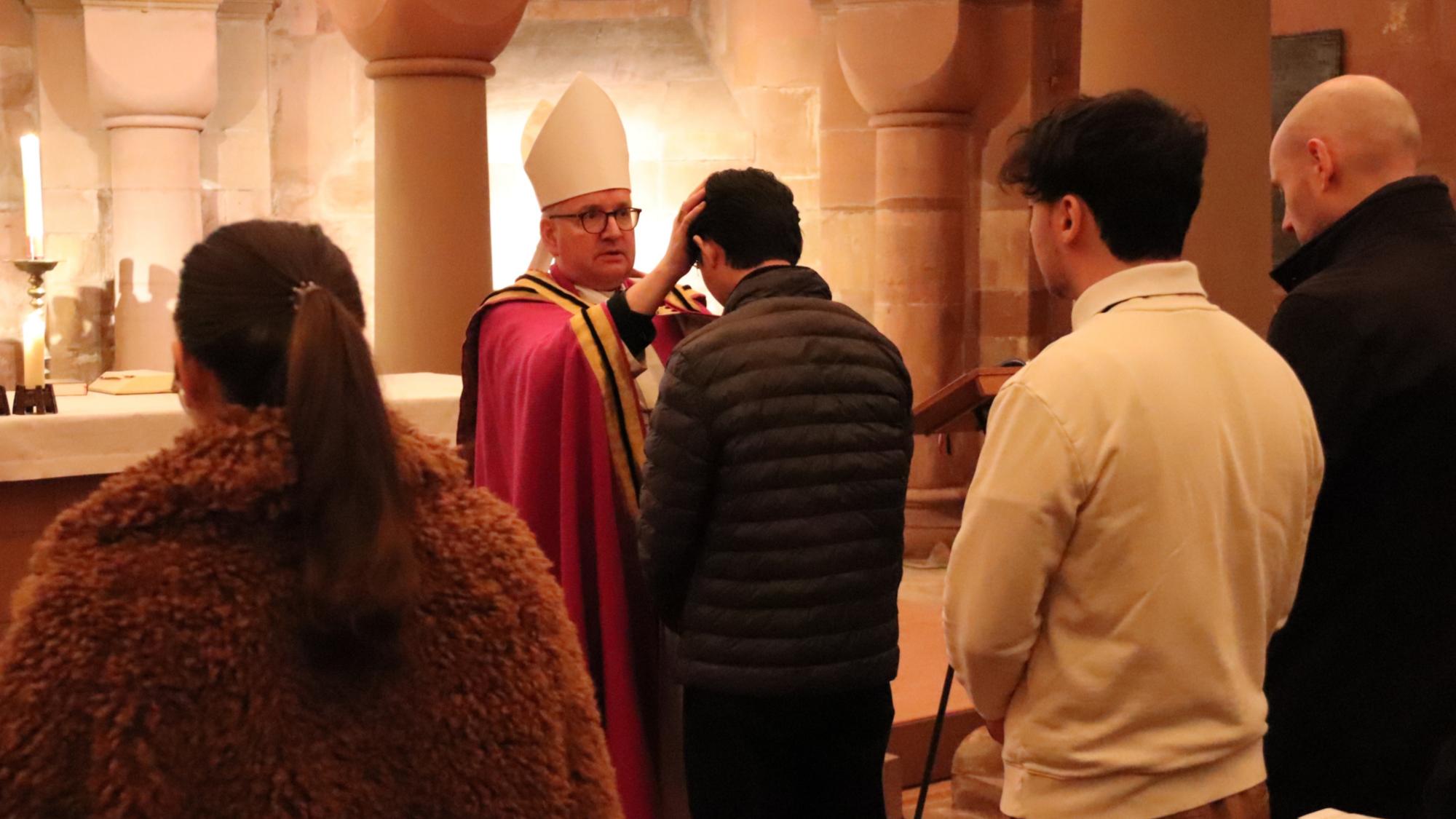 Bischof Kohlgraf legte den Taufbewerberinnen und Taufbewerbern die Hände auf und segnete sie