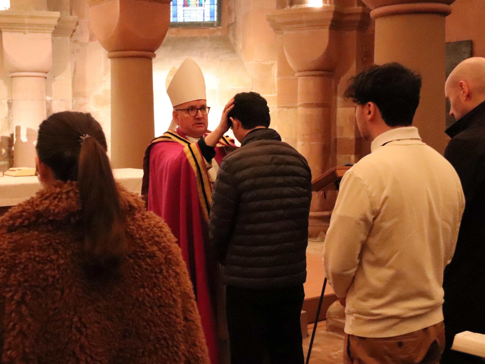 Bischof Kohlgraf legte den Taufbewerberinnen und Taufbewerbern die Hände auf und segnete sie