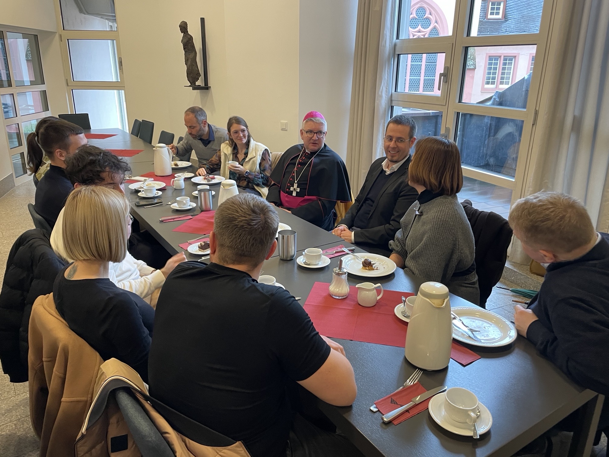 Gespräch mit Bischof Kohlgraf bei Kaffee und Kuchen nach dem Gottesdienst (c) Bistum Mainz/Hoffmann