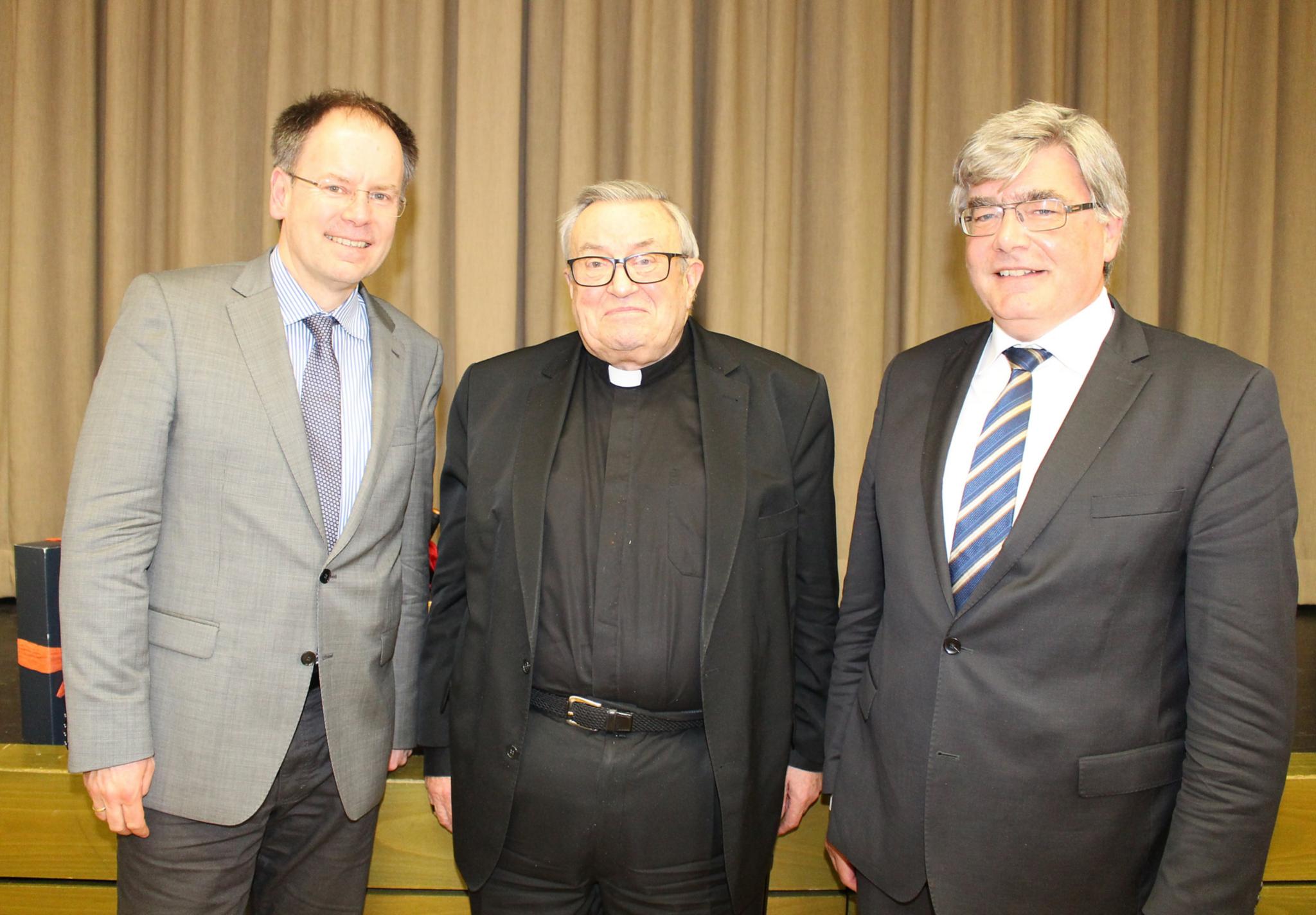 Mainz, 9. Mai 2016: Beim 54. Theologengespräch würdigten Professor Dr. Benedikt Kranemann (links) und Professor Dr. Alfons Knoll (rechts) den Mainzer Bischof, Kardinal Karl Lehmann.