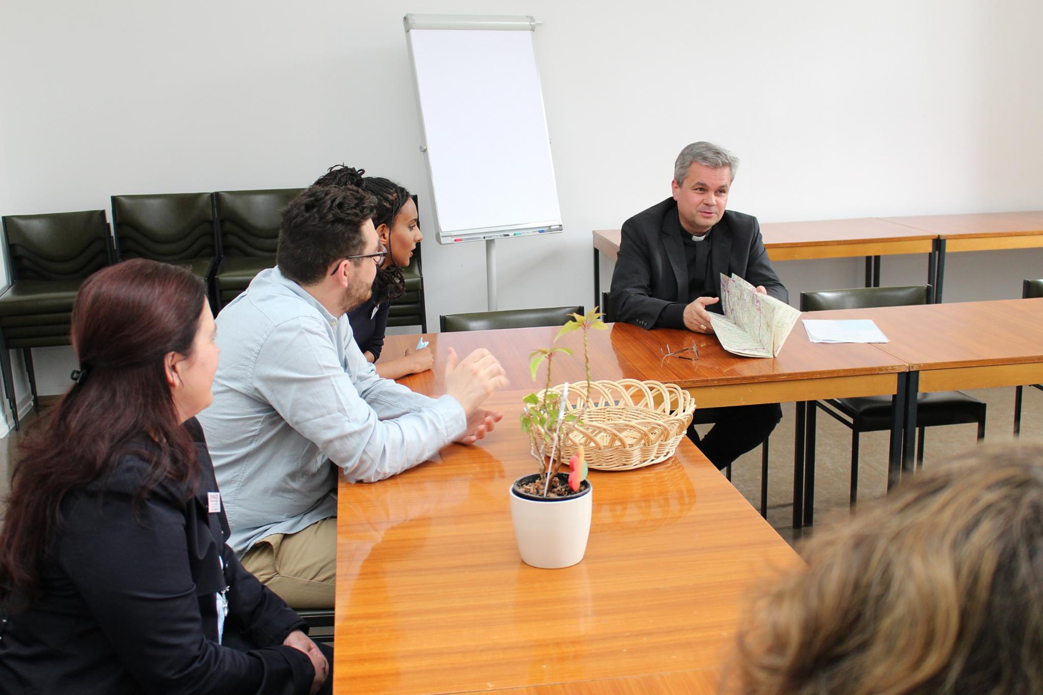 Mainz, 2. Juni 2016: Weihbischof Udo Bentz im Gespräch mit den Theologiestudierenden; er hielt am Ende des Tages die Predigt beim Abschlussgottesdienst.