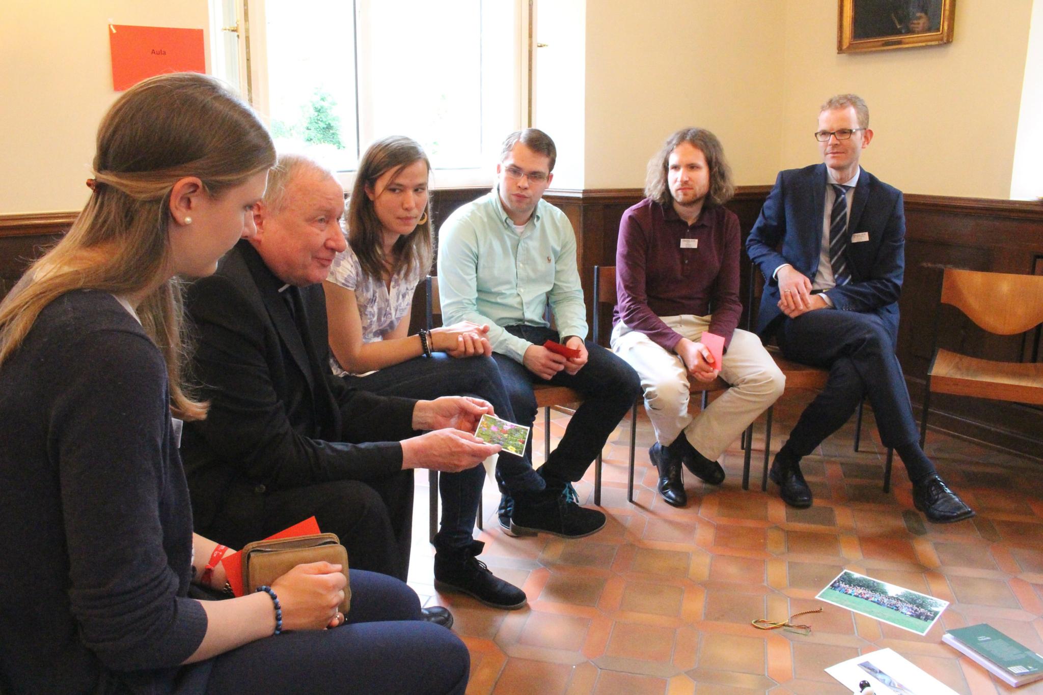 Mainz, 2. Juni 2016: In Kleingruppen beschäftigten sich die Studierenden mit der Zukunft der Kirche, hier im Gespräch mit Diözesanadministrator Dietmar Giebelmann (2.v.l.) und Dr. Wolfgang Fritzen (rechts).