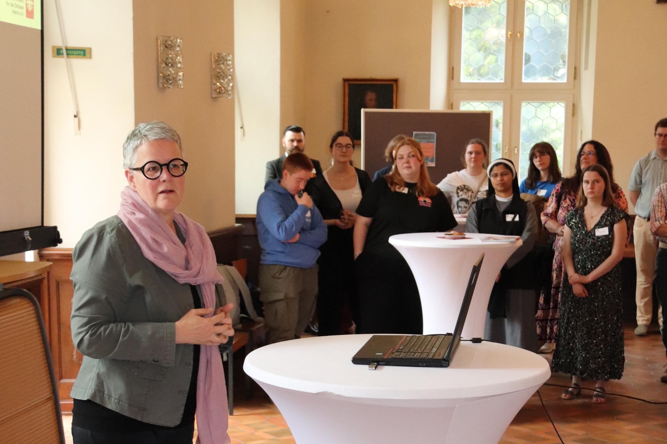 Diözesancaritasdirektorin Nicola Adick stellte den Anwesenden die Arbeit der Caritas vor