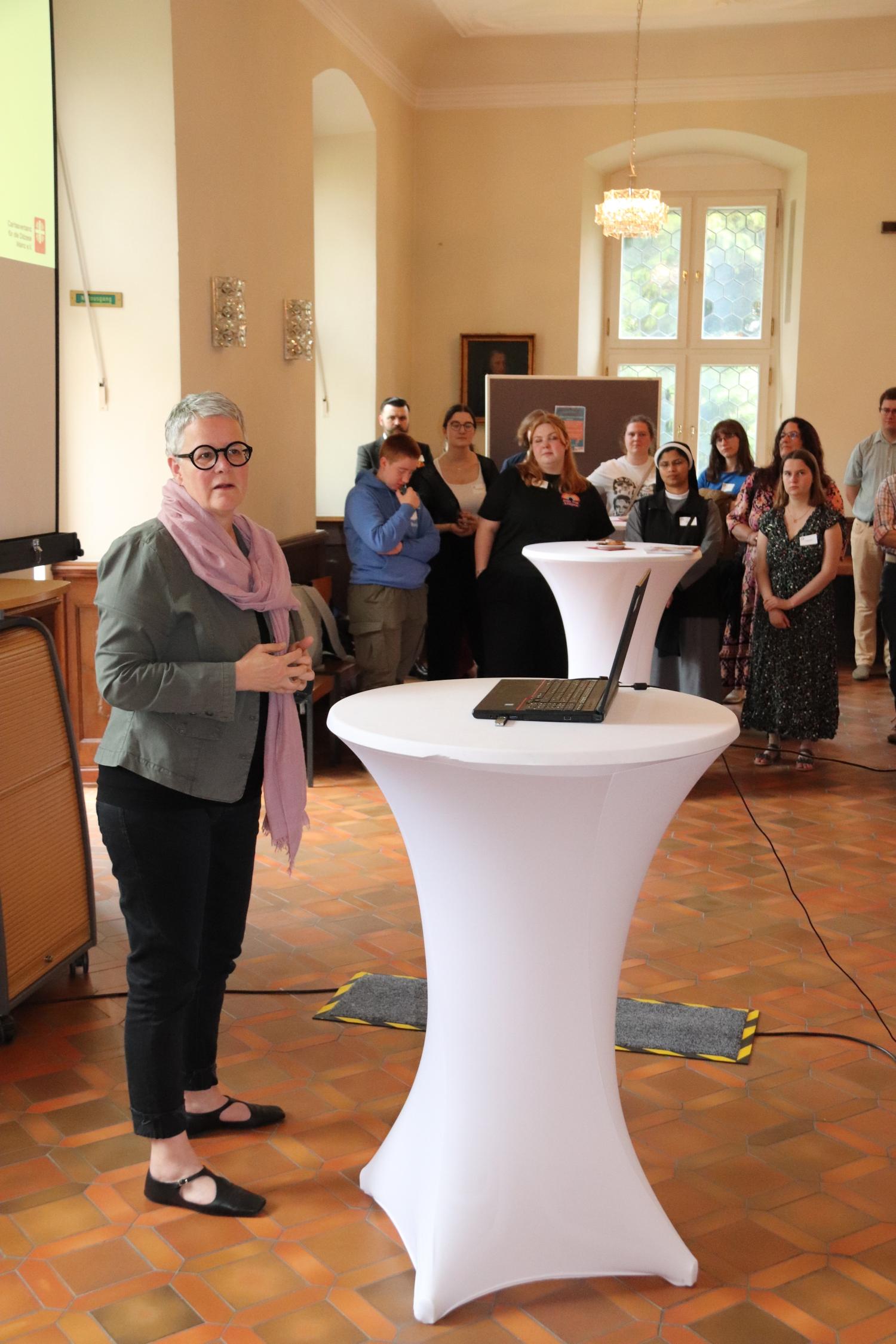 Diözesancaritasdirektorin Nicola Adick stellte den Anwesenden die Arbeit der Caritas vor (c) Bistum Mainz/Hoffmann