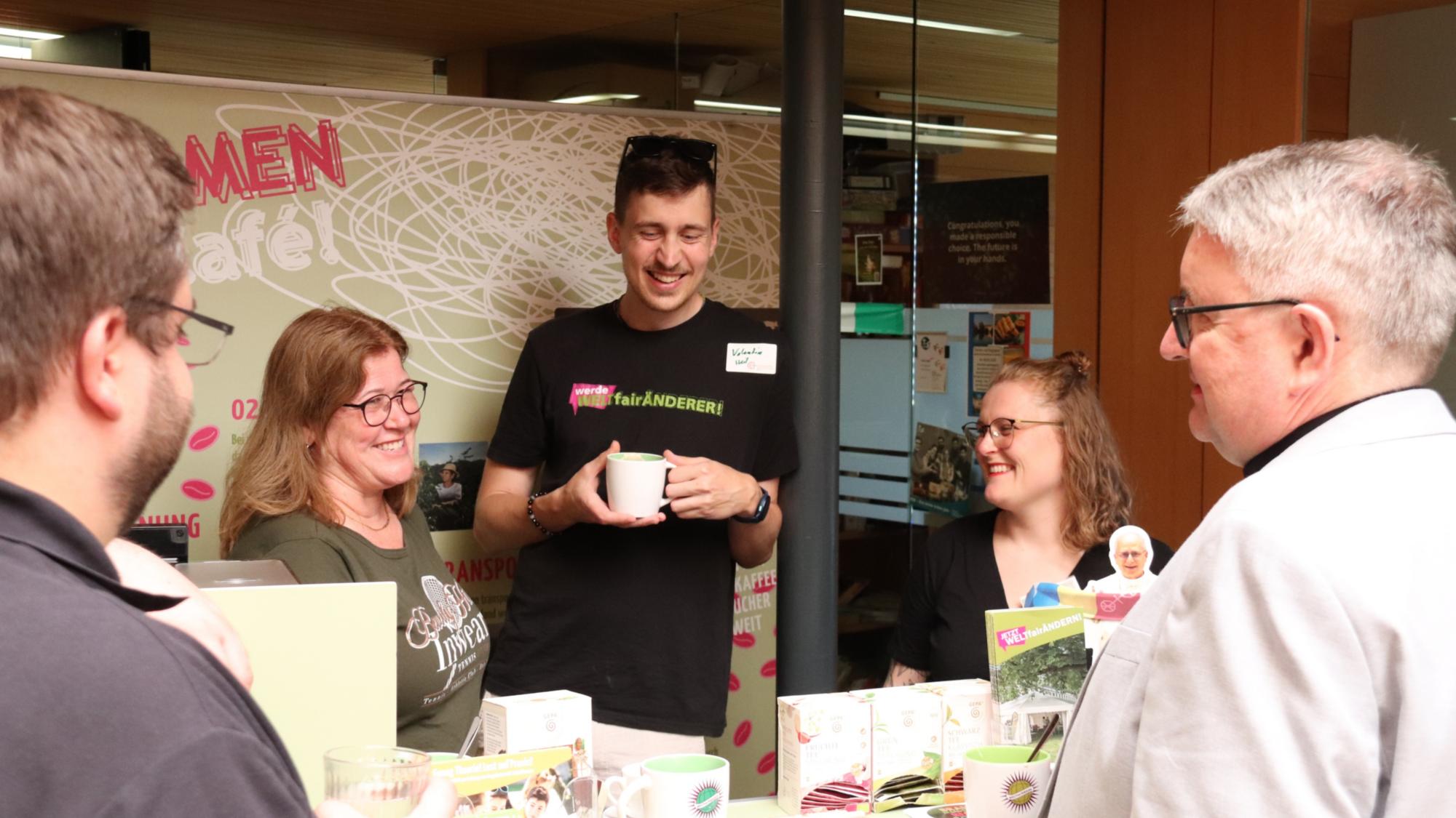 Bischof Kohlgraf besucht den 'Markt der Möglichkeiten' beim Theotag 2026
