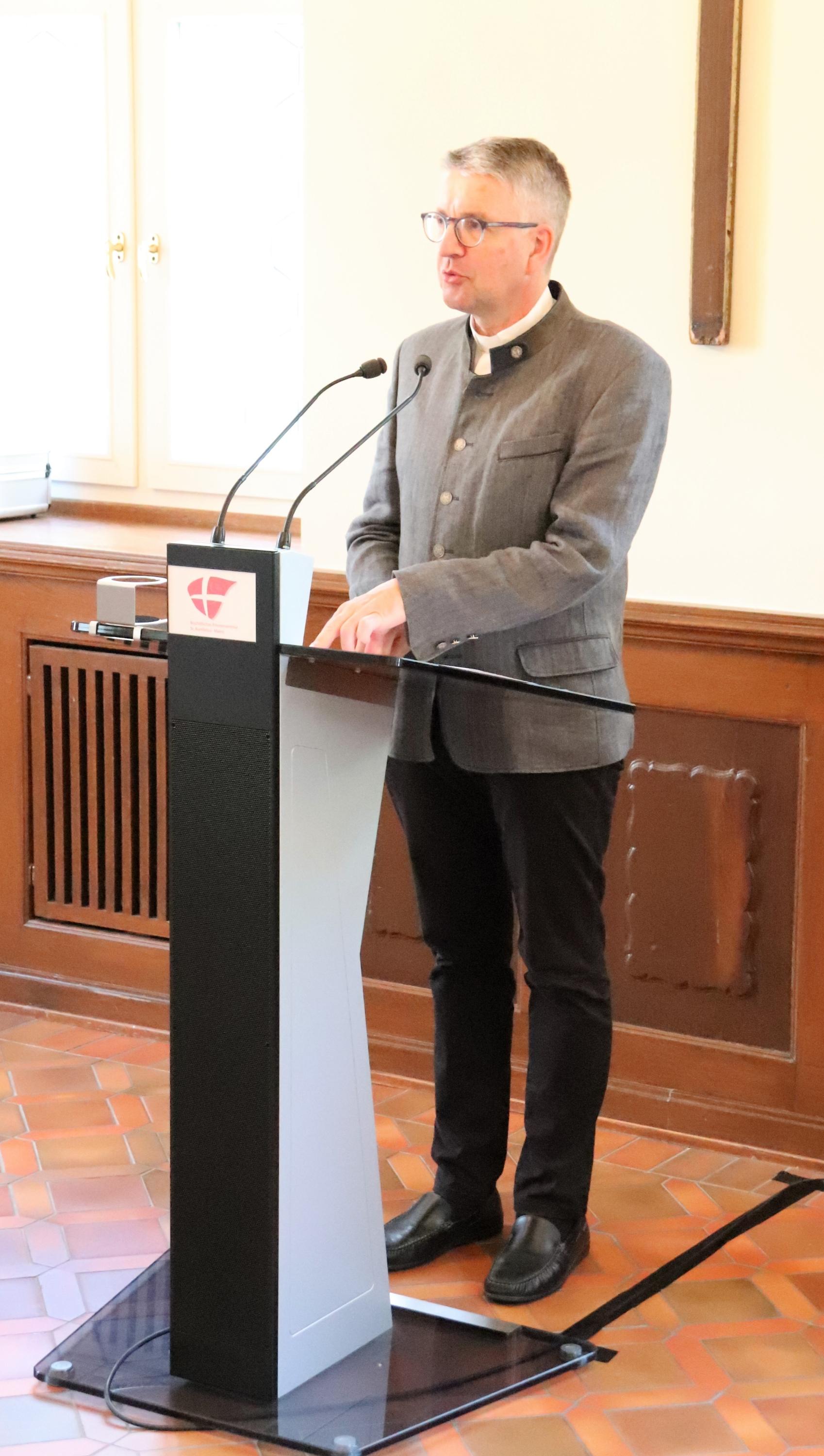 Bischof Kohlgraf begrüßte die Teilnehmerinnen und Teilnehmer des Theotags im Mainzer Priesterseminar/Haus der kirchlichen Berufe (c) Bistum Mainz/Hoffmann