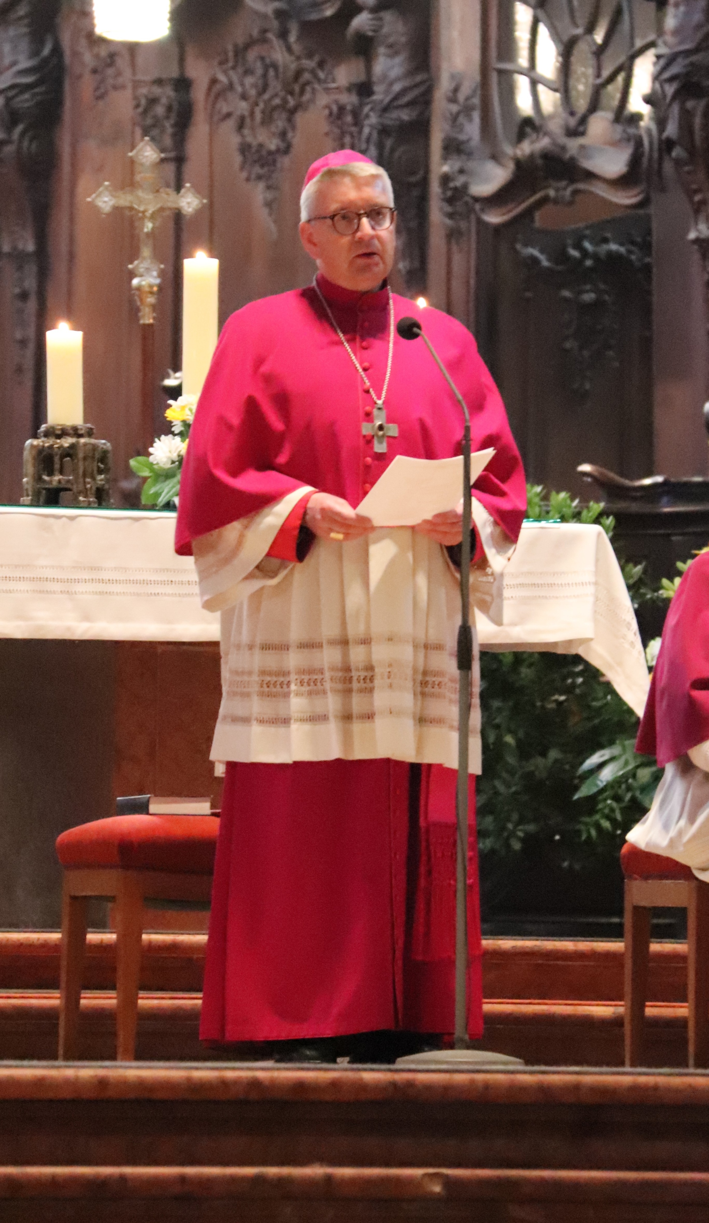 Bischof Peter Kohlgraf bei seiner Ansprache zum Totengebet für Papst Franziskus